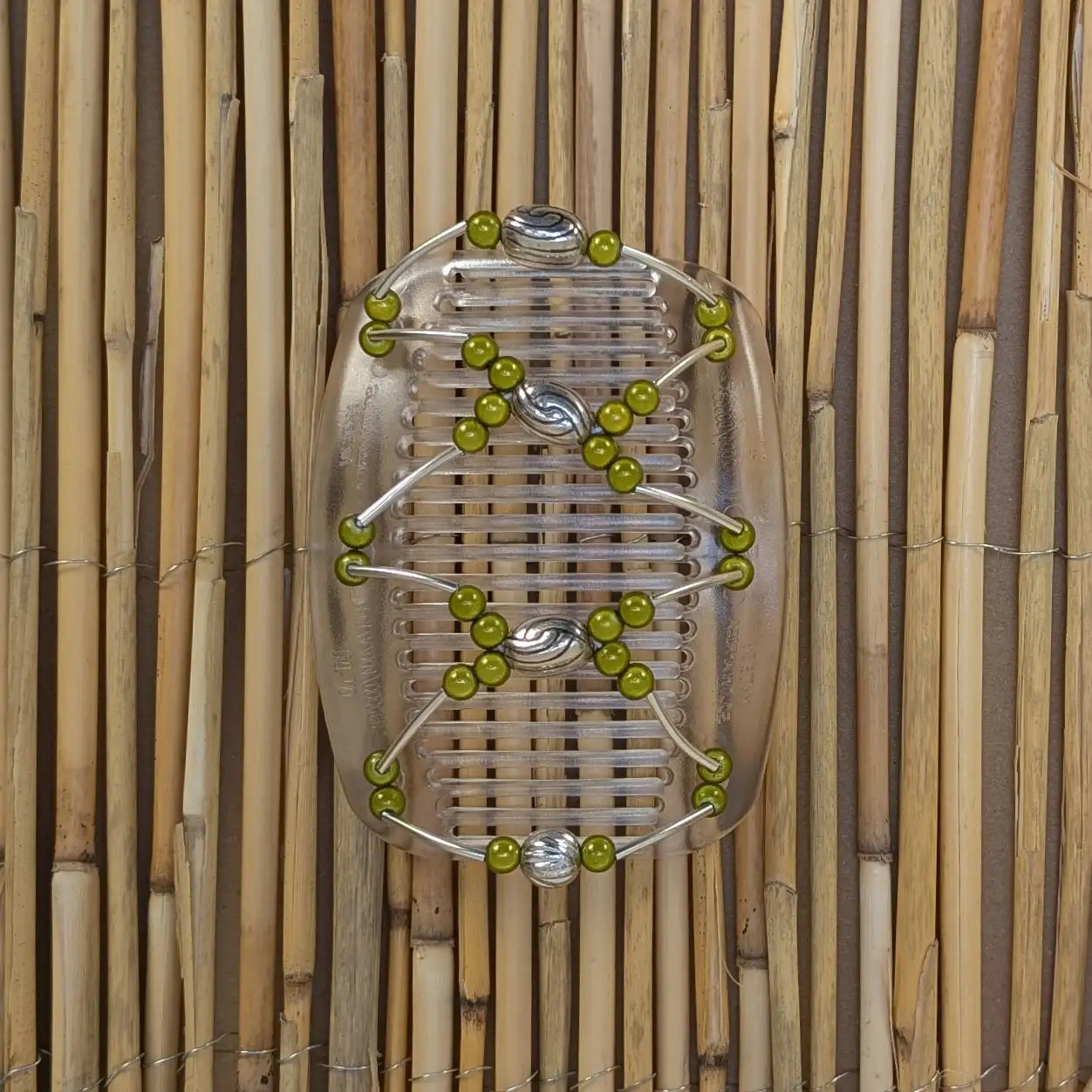 Durchsichtiger African Butterfly Haarkamm mit olivgrüne und silberne Kunstperlen mit feinen Metallstäben - flexibler Haarschmuck für Hochsteckfrisuren.