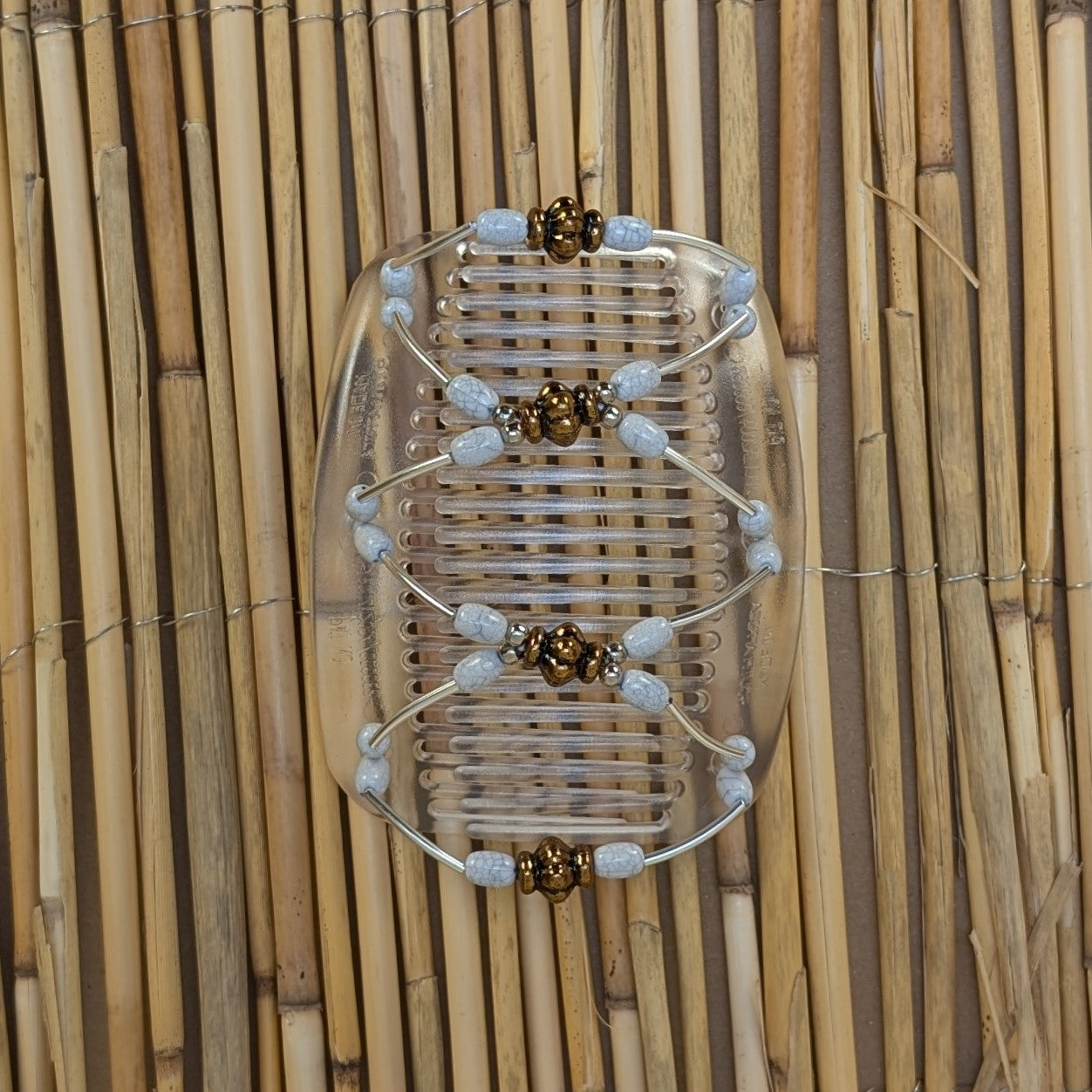 African Butterfly "Beada Tube" mit weiß-goldenen Kunstperlen durchsichtig