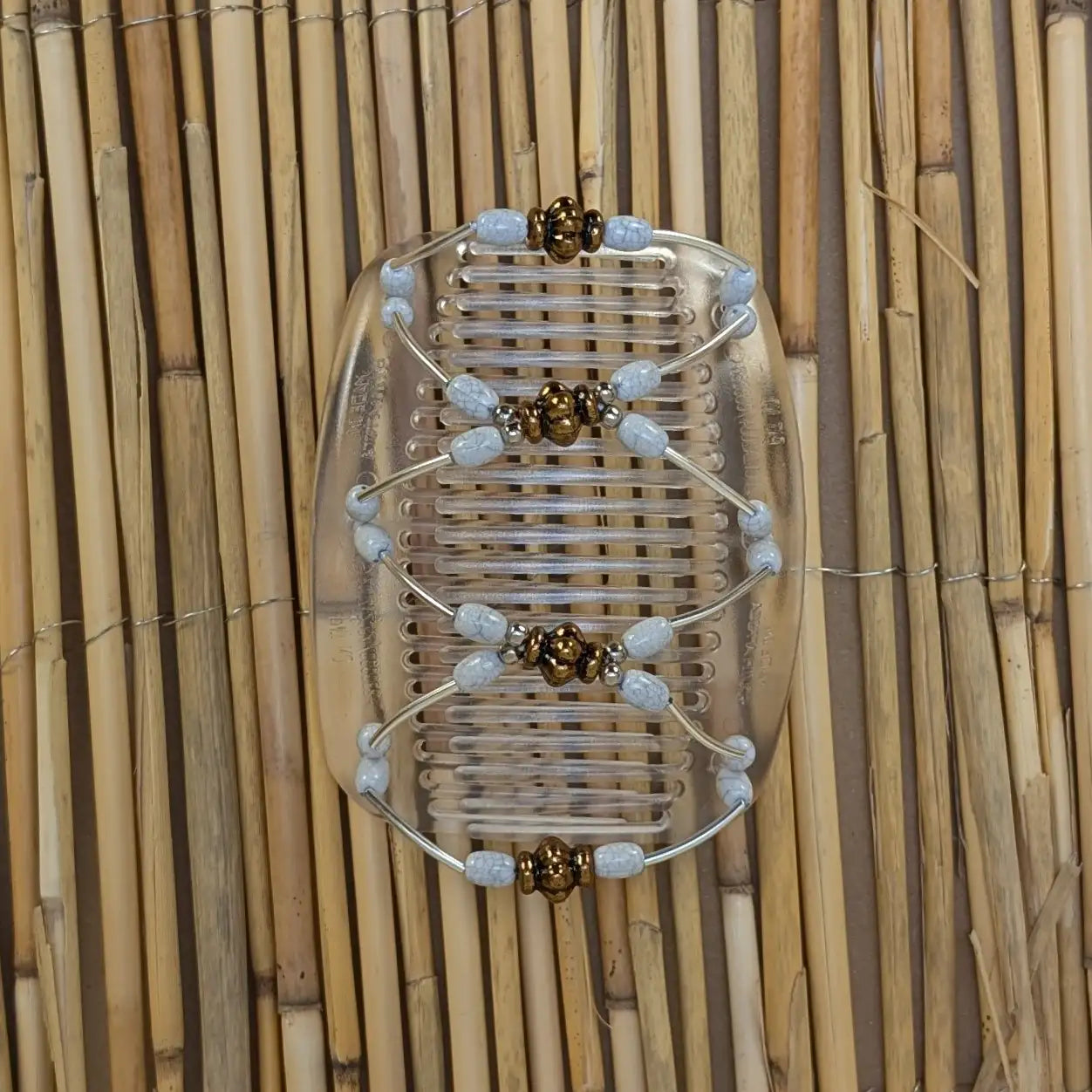 Durchsichtiger African Butterfly Haarkamm mit weißen und goldenen Kunstperlen mit feinen Metallstäben - flexibler Haarschmuck für Hochsteckfrisuren.