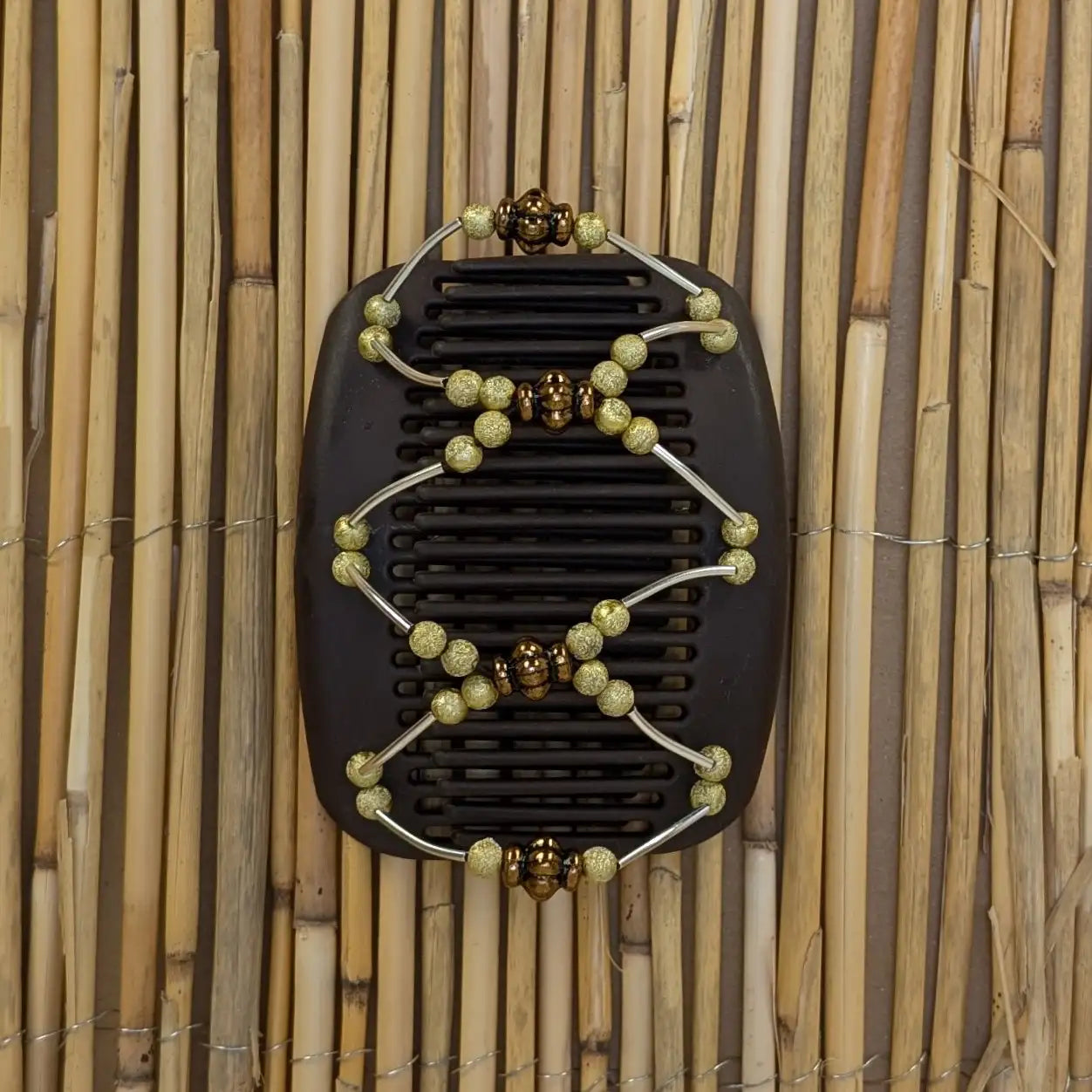 Brauner African Butterfly Haarkamm mit goldenen und kupfer Kunstperlen mit feinen Metallstäben - flexibler Haarschmuck für Hochsteckfrisuren.