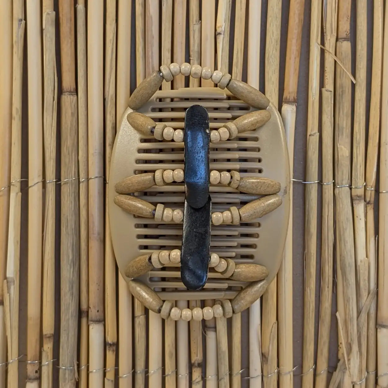 Brauner African Butterfly Haarkamm mit hellbraunen Holzperlen mit Elementen aus Horn in der Mitte - flexibler Haarschmuck für Hochsteckfrisuren.