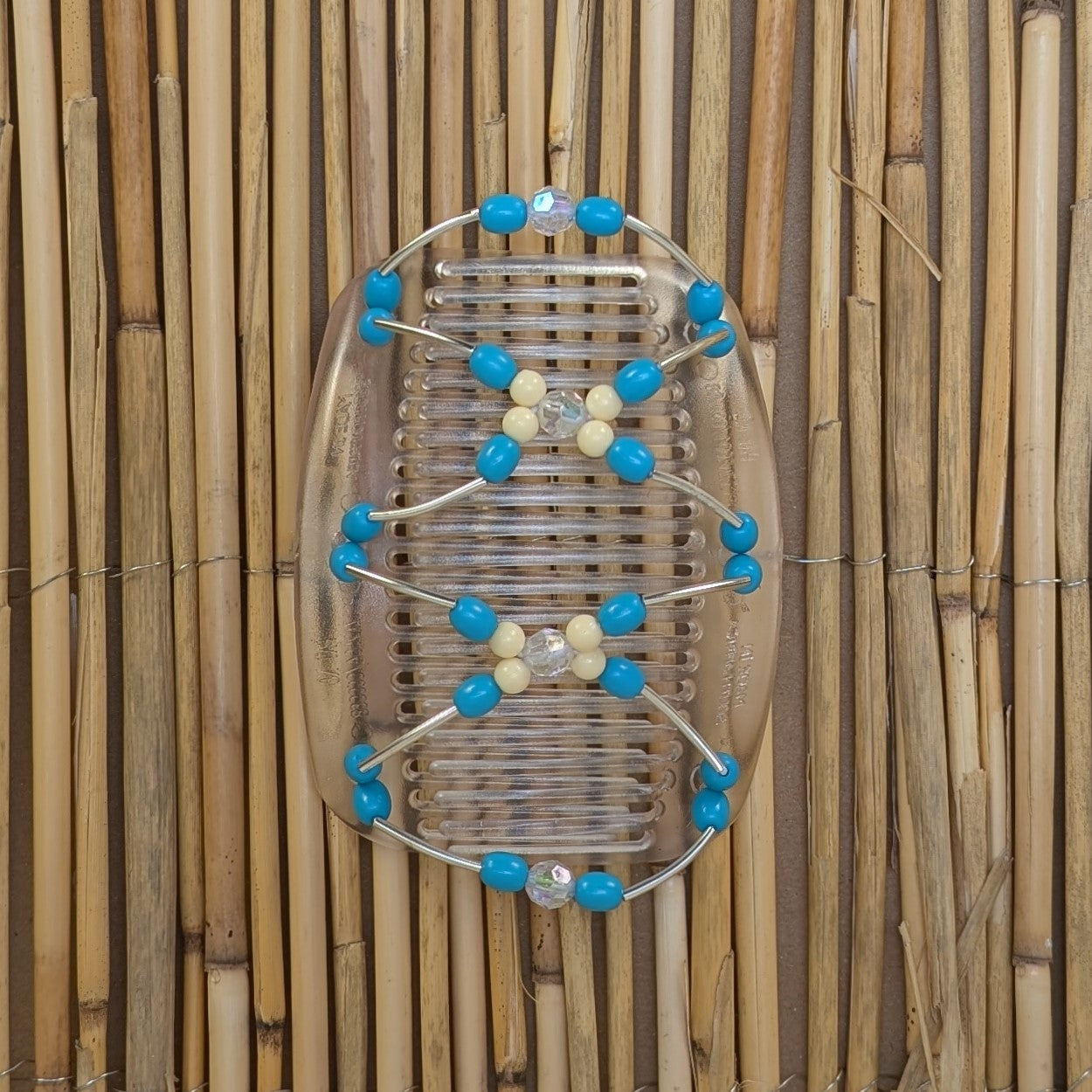 African Butterfly "Beada Tube" mit hellblauen-cremefarbene Kunstperlen durchsichtig