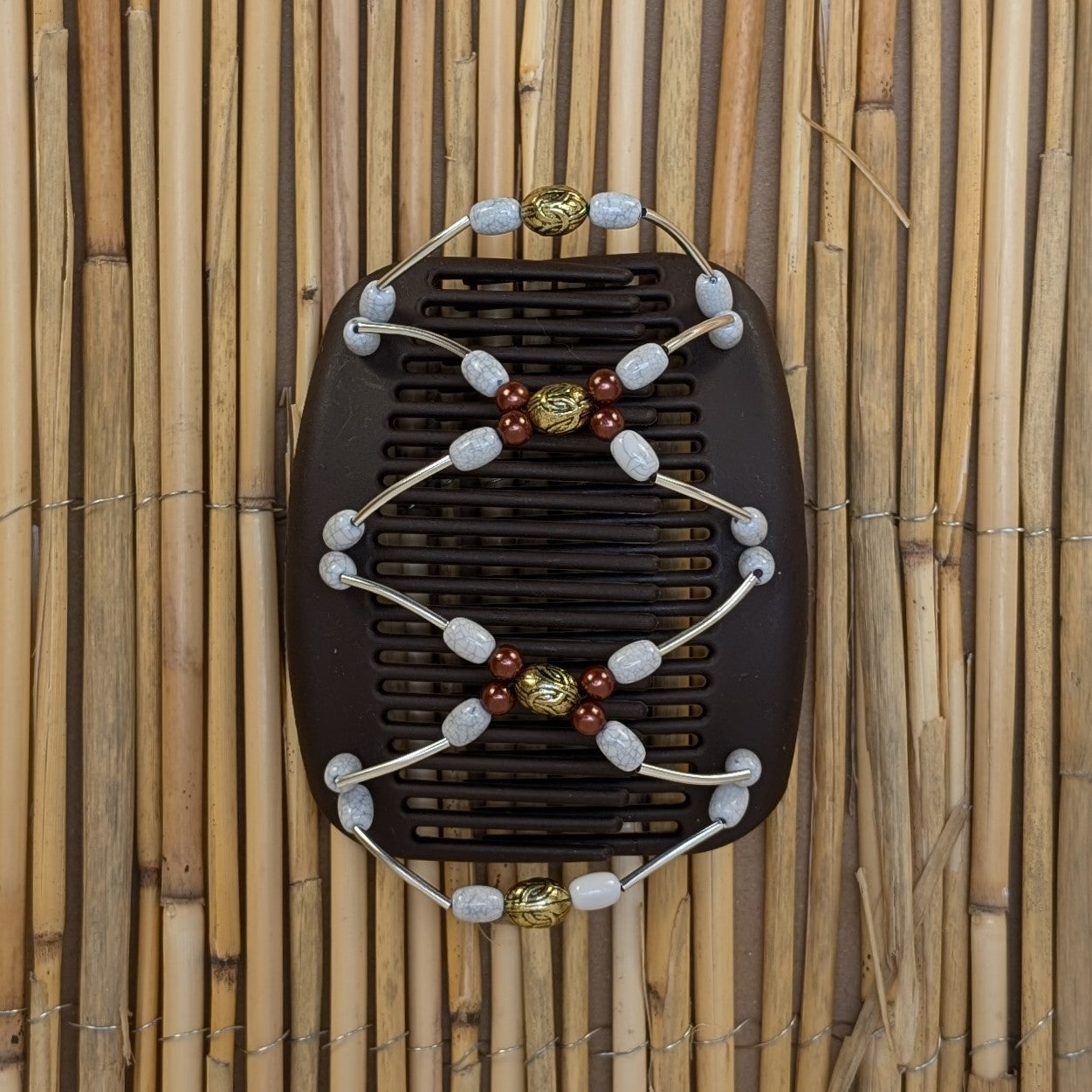 African Butterfly "Beada Tube" mit weiß-kupferfarbenen Kunstperlen braun