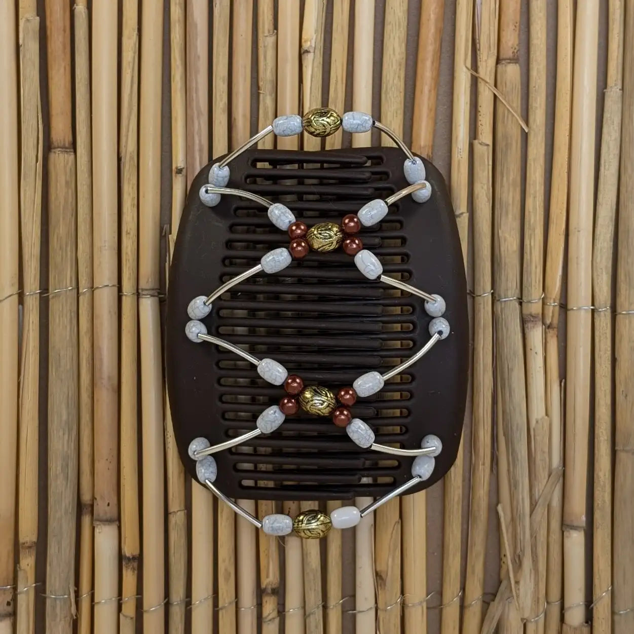 Brauner African Butterfly Haarkamm mit weißen und kupferfarbenen Kunstperlen mit feinen Metallstäben - flexibler Haarschmuck für Hochsteckfrisuren.