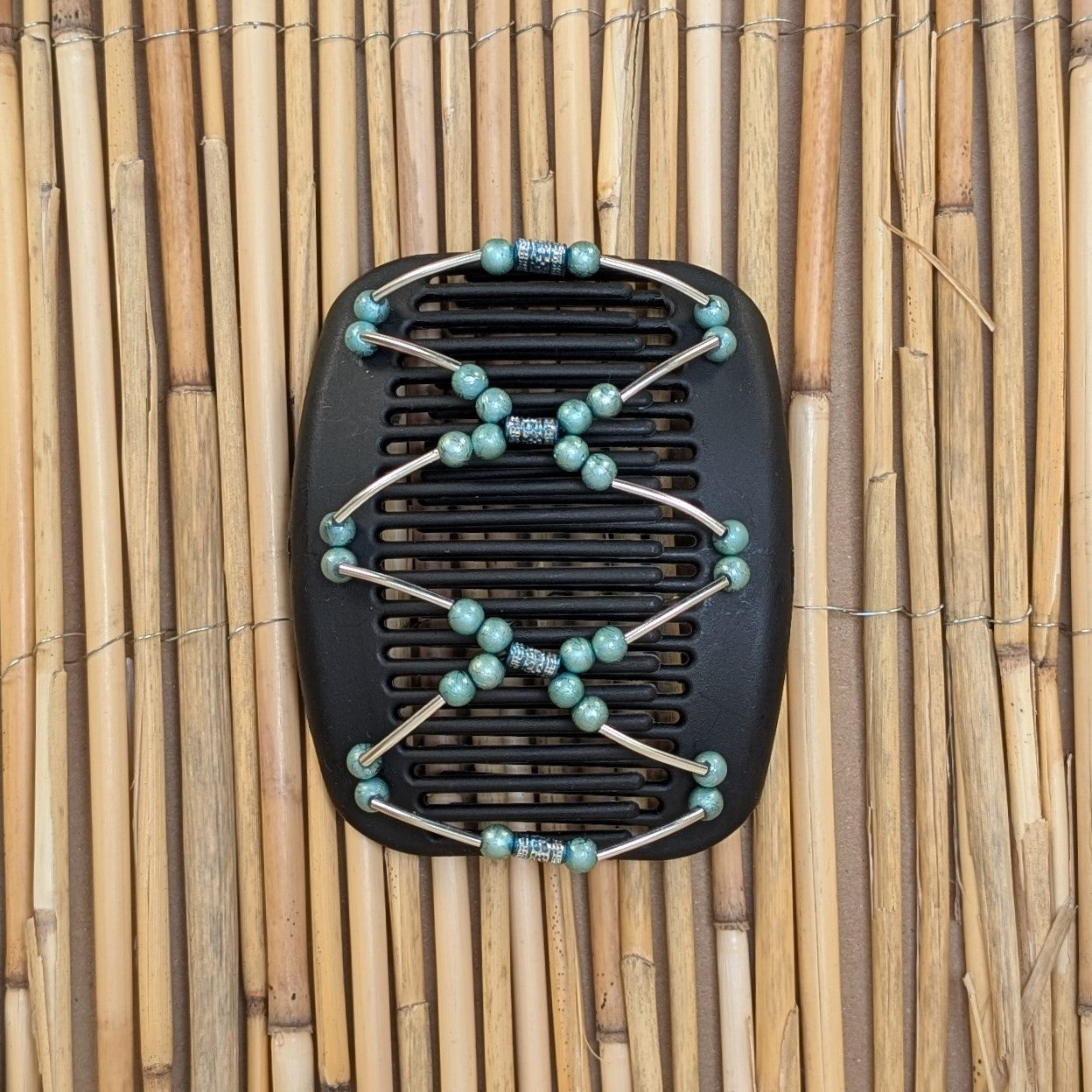 African Butterfly "Beada Tube" mit mintfarbenen Kunstperlen schwarz