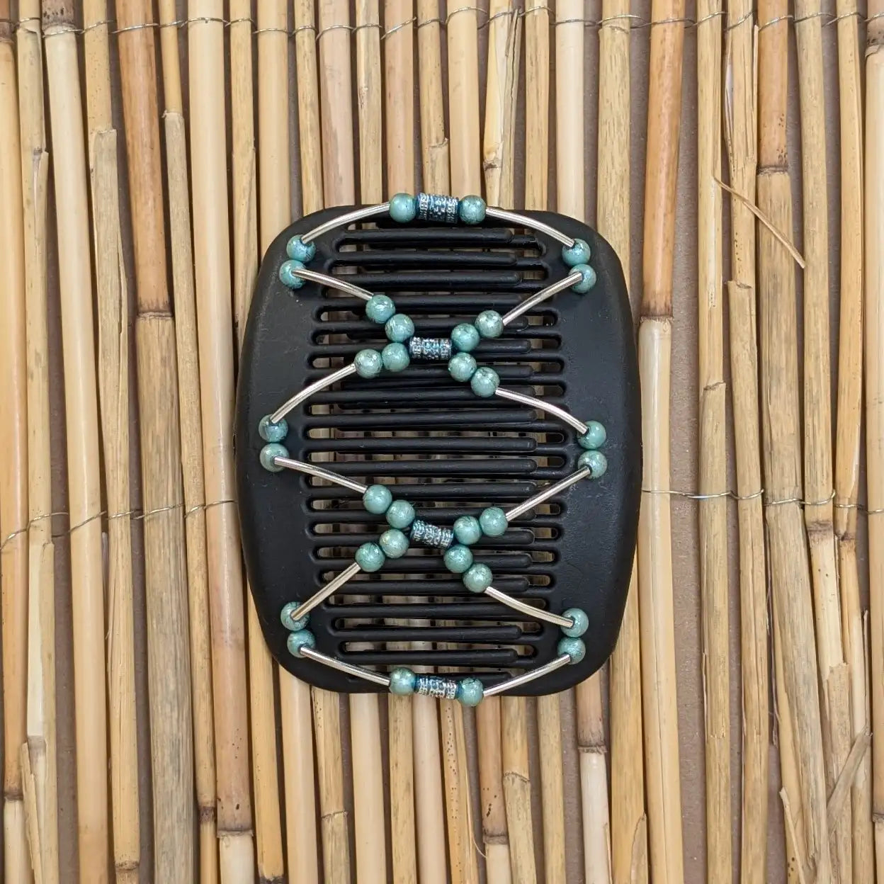 Schwarzer African Butterfly Haarkamm mit mintfarbenen Kunstperlen mit feinen Metallstäben - flexibler Haarschmuck für Hochsteckfrisuren.