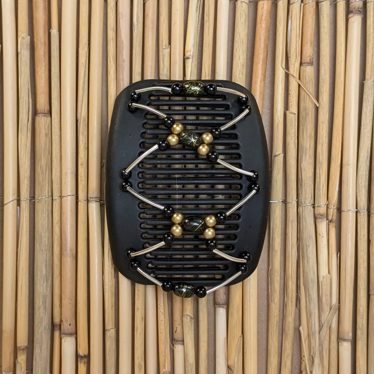 Schwarzer African Butterfly Haarkamm mit schwarz und goldenen Kunstperlen mit feinen Metallstäben - flexibler Haarschmuck für Hochsteckfrisuren.