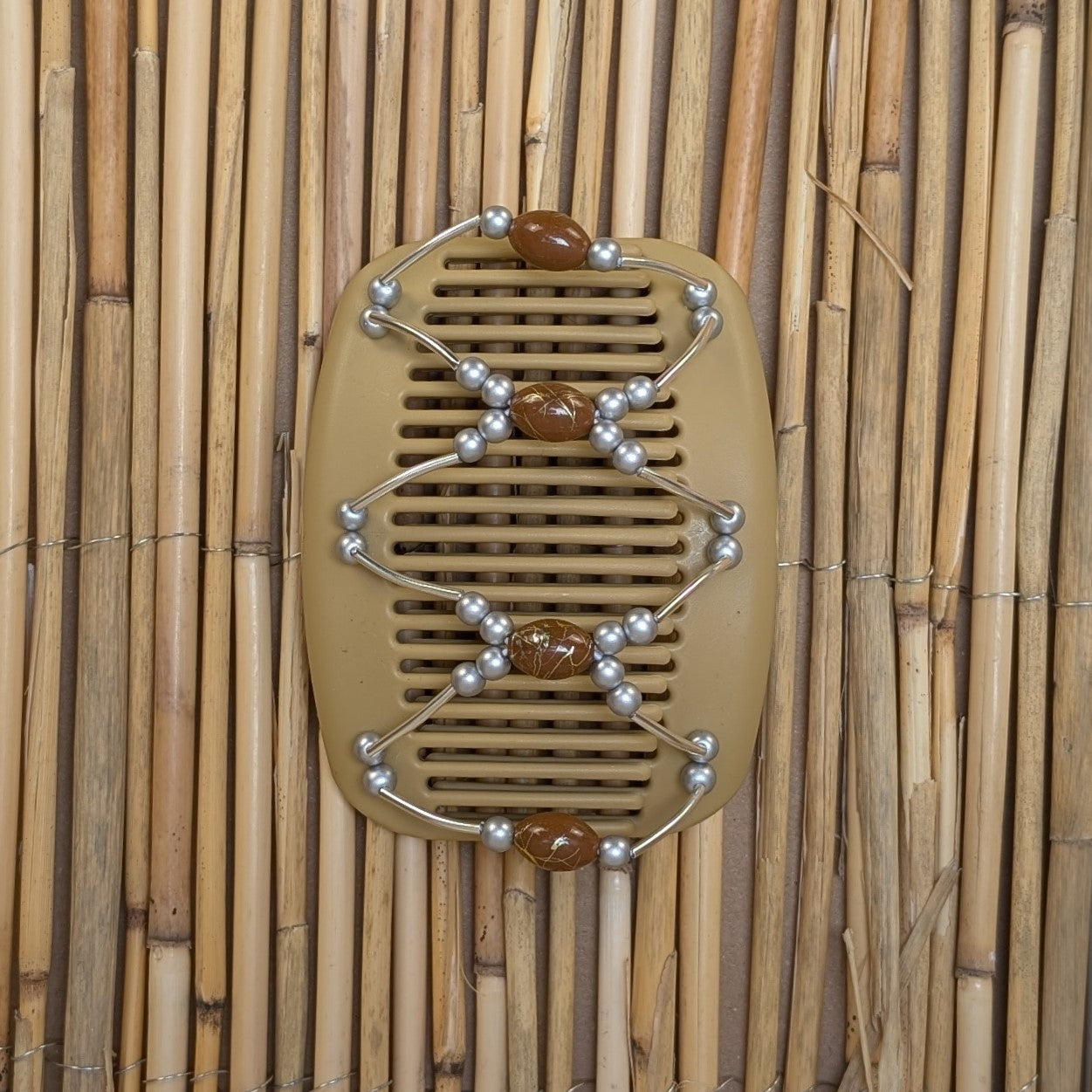 African Butterfly "Beada Tube" mit silber-braunen Kunstperlen beige