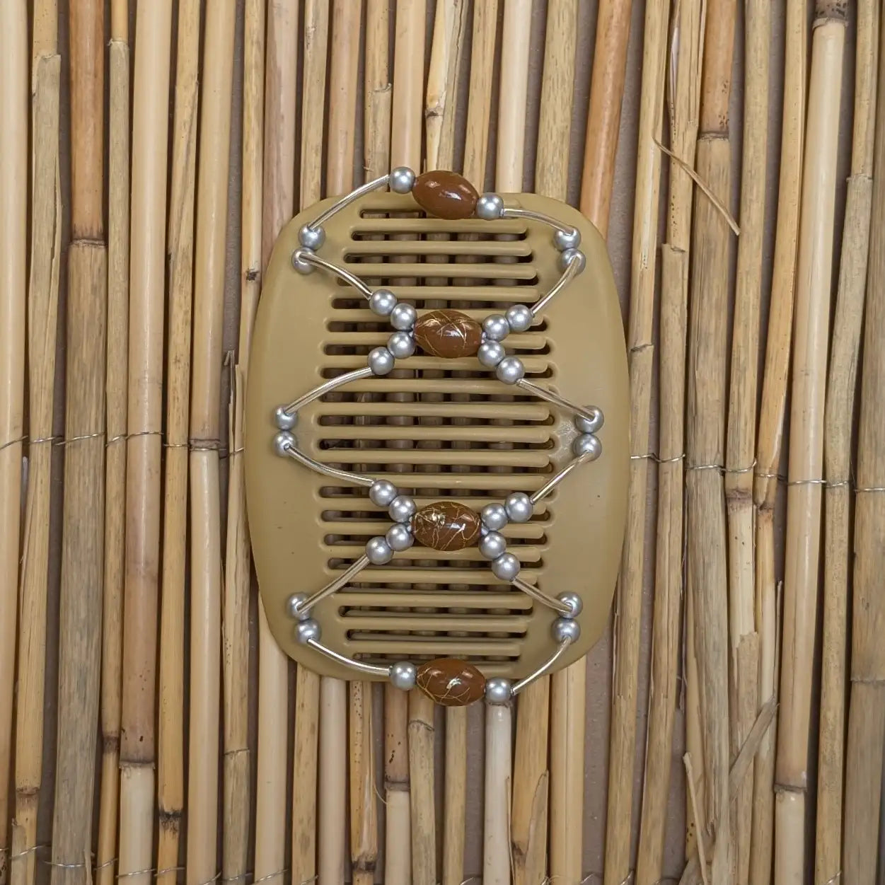 Beiger African Butterfly Haarkamm mit silbernen und braunen Kunstperlen mit feinen Metallstäben - flexibler Haarschmuck für Hochsteckfrisuren.