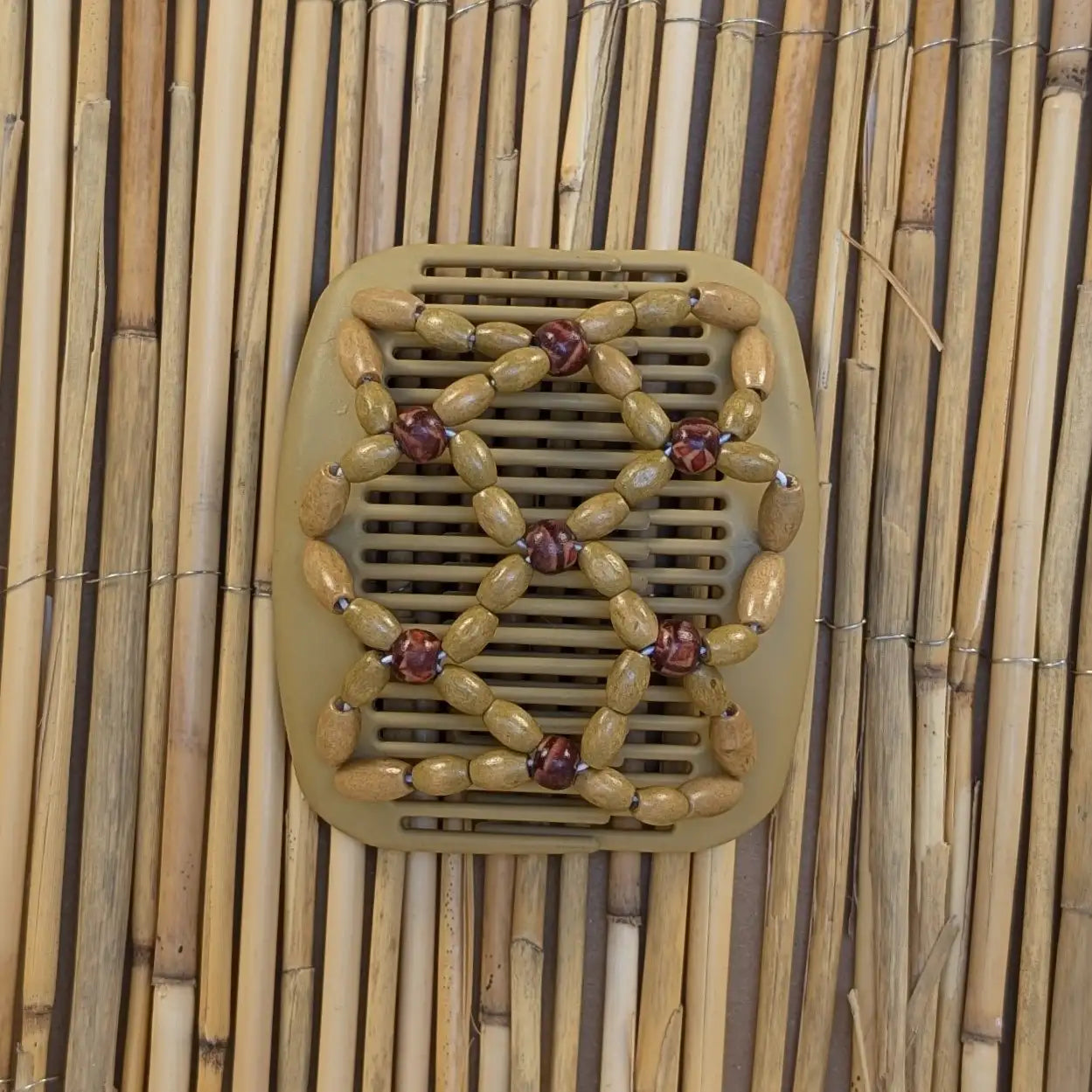 African Butterfly "Ndbele" mit hell-roten Holzperlen beige