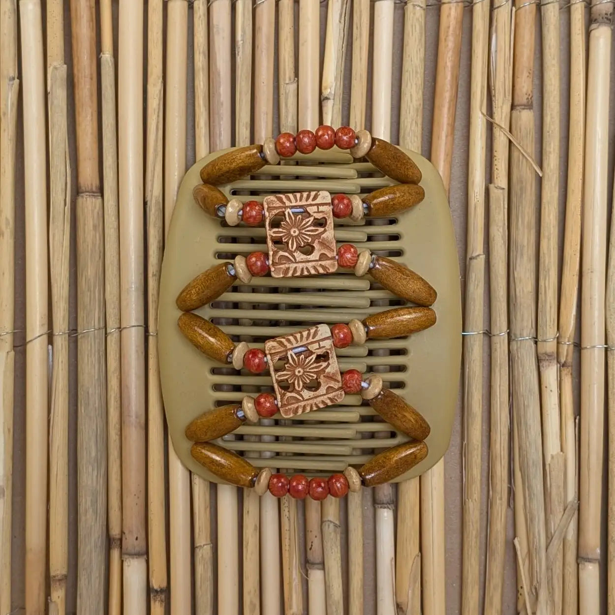 African Butterfly "Dupla" mit braun-roten Holzperlen beige