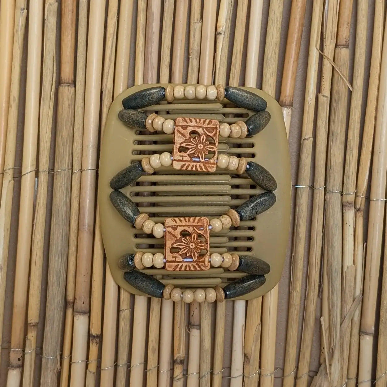 African Butterfly "Dupla" mit grau-hellbraunen Holzperlen beige