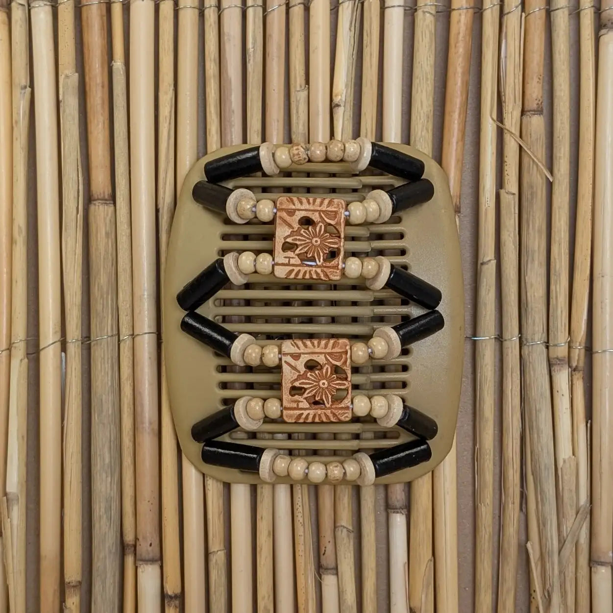 African Butterfly "Dupla" mit schwarz-hellbraunen Holzperlen beige