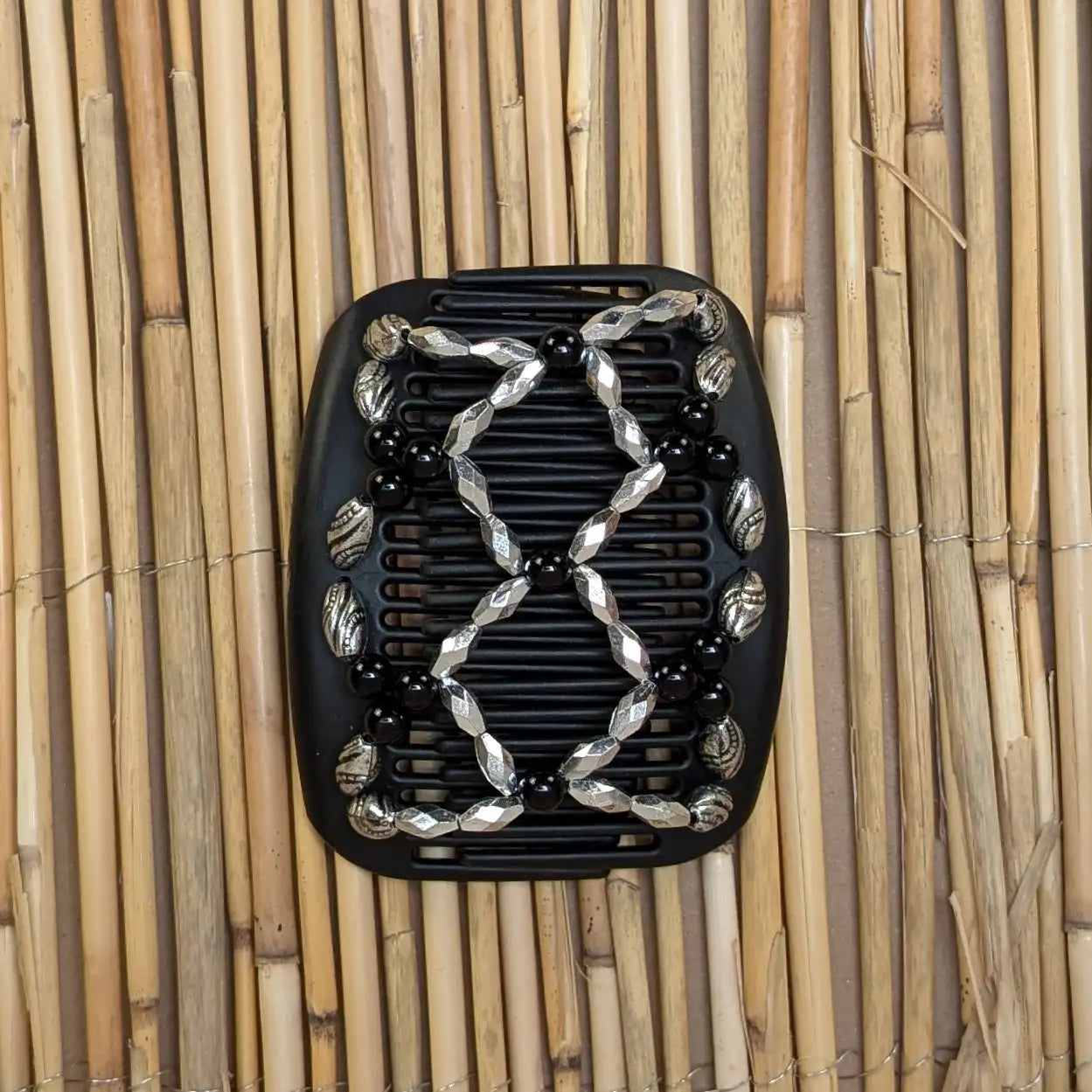 African Butterfly "Ndalena" mit silber-schwarzen Kunstperlen schwarz