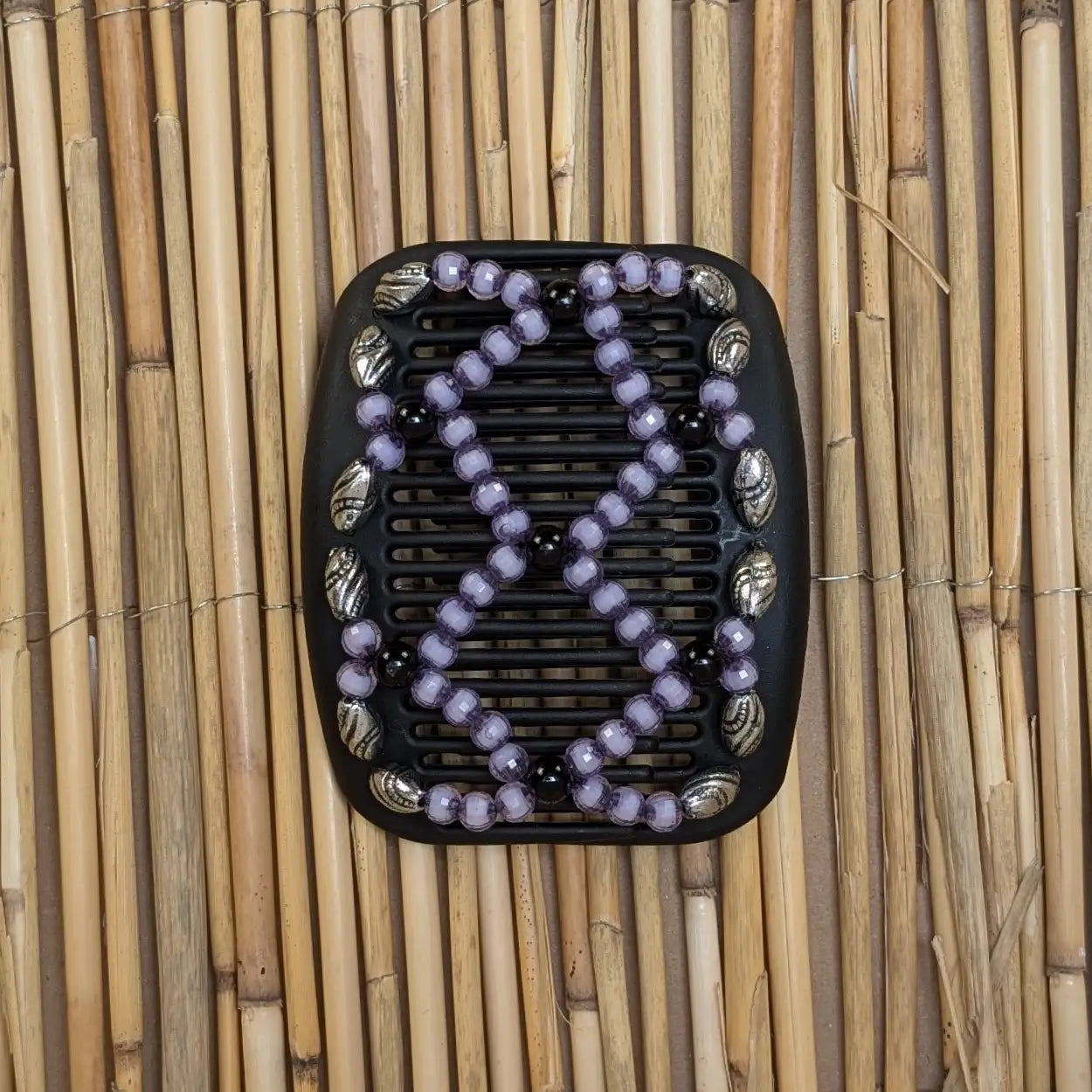 African Butterfly "Ndalena" mit silber-lilafarbenen Kunstperlen schwarz