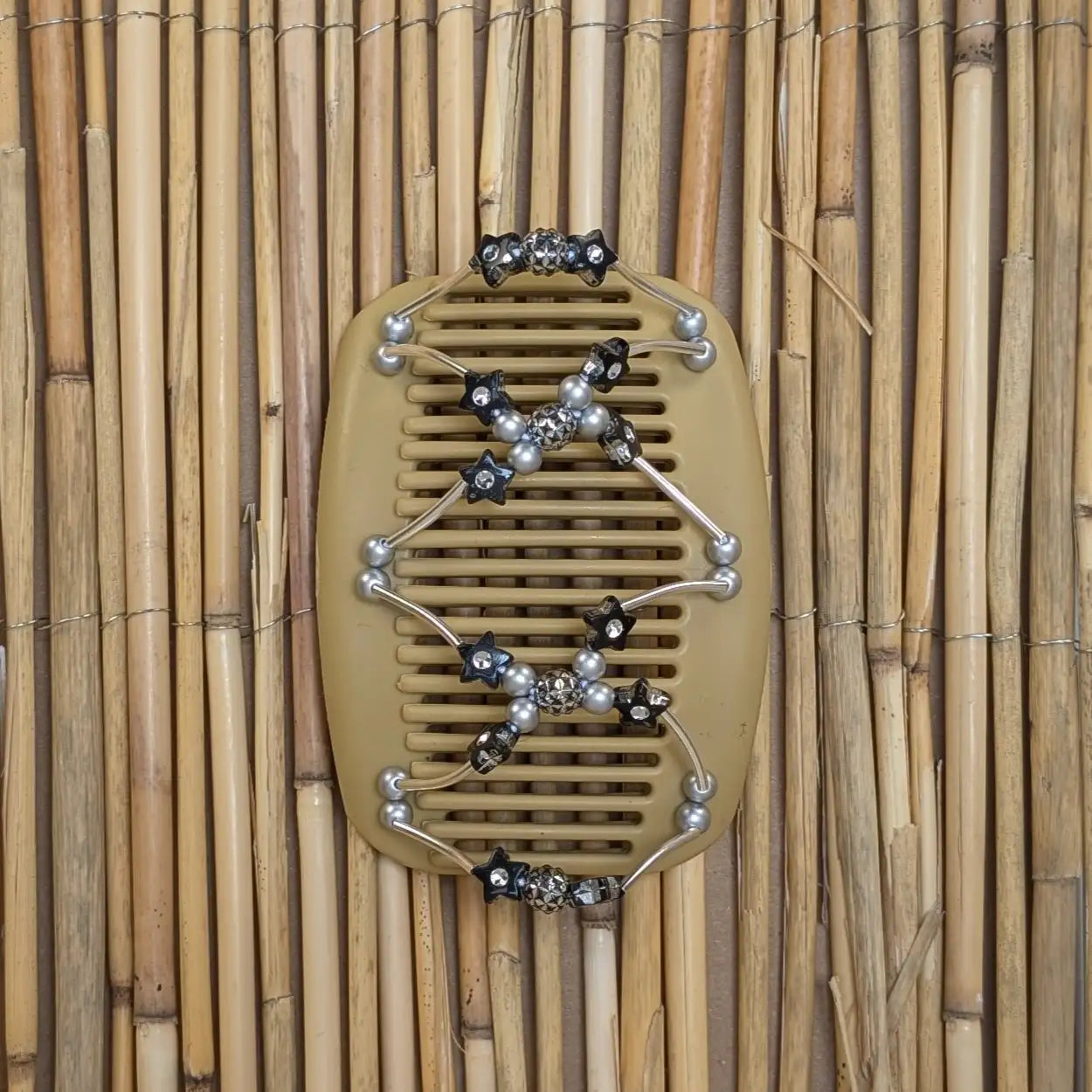 Beiger African Butterfly Haarkamm mit silbernen und schwarzen Kunstperlen mit feinen Metallstäben - flexibler Haarschmuck für Hochsteckfrisuren.