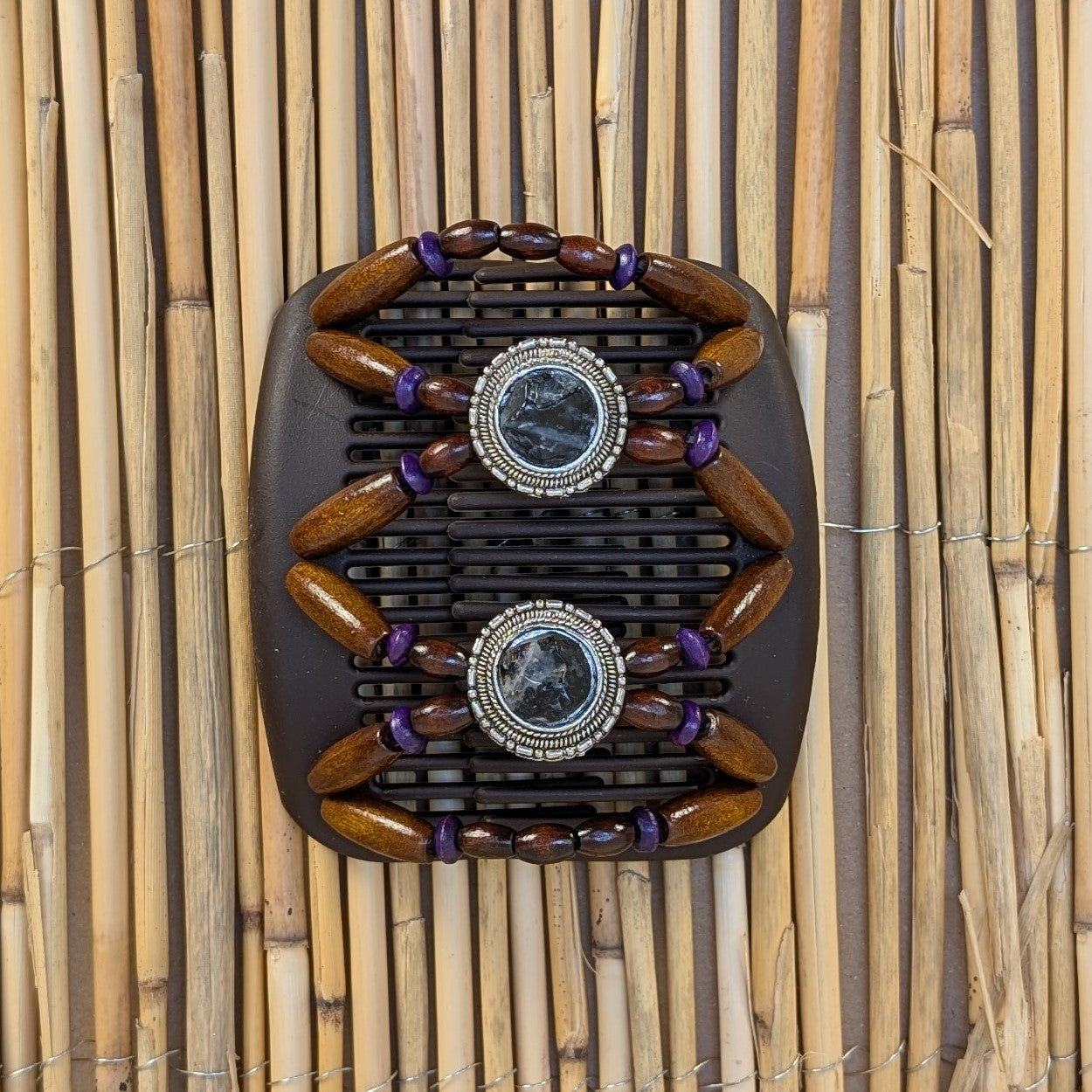 African Butterfly "Stones and Bones" mit braun-lilanen Holzperlen und dunklerem Edelstein braun
