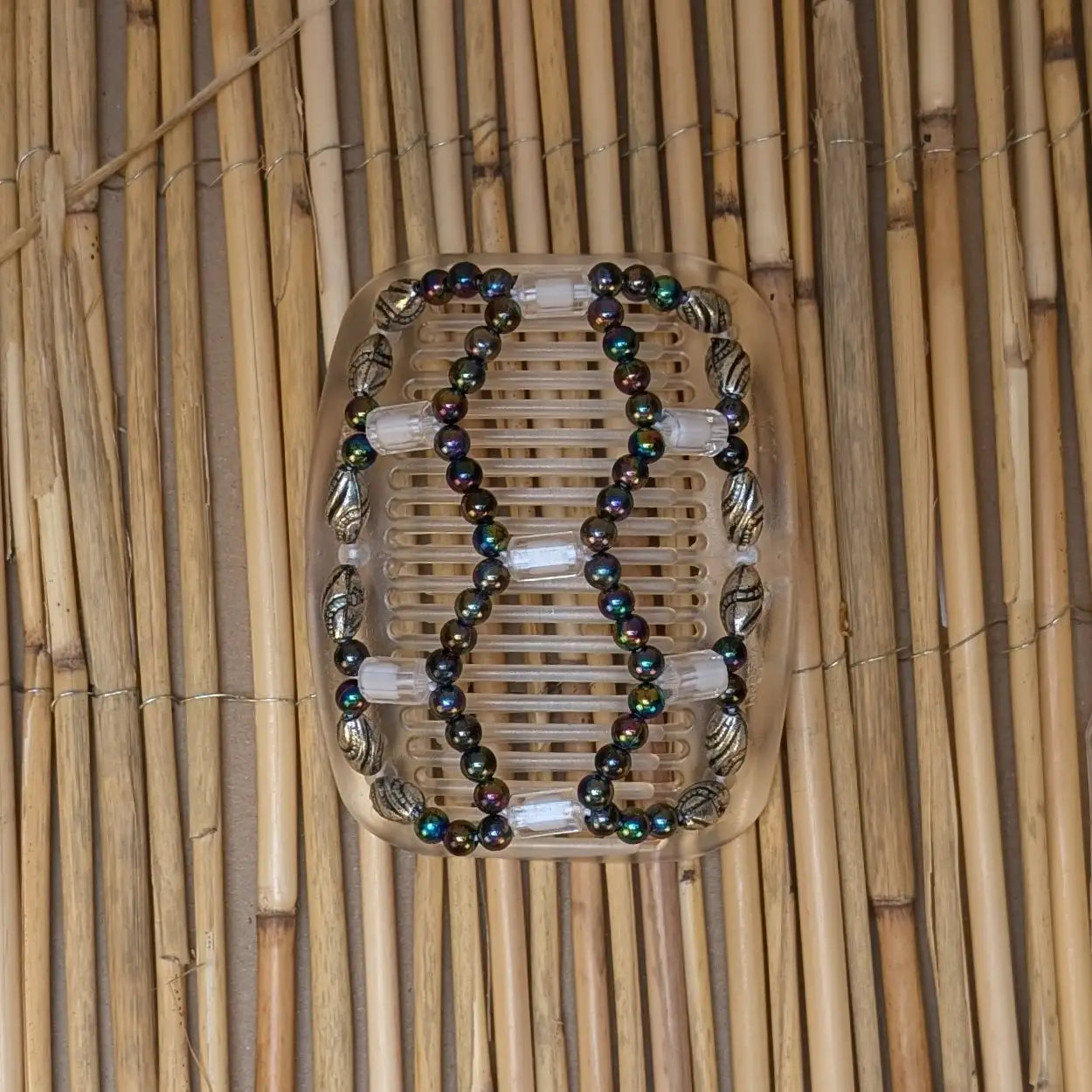 African Butterfly "Ndalena" mit silber-regenbogenfarbenen Kunstperlen durchsichtig