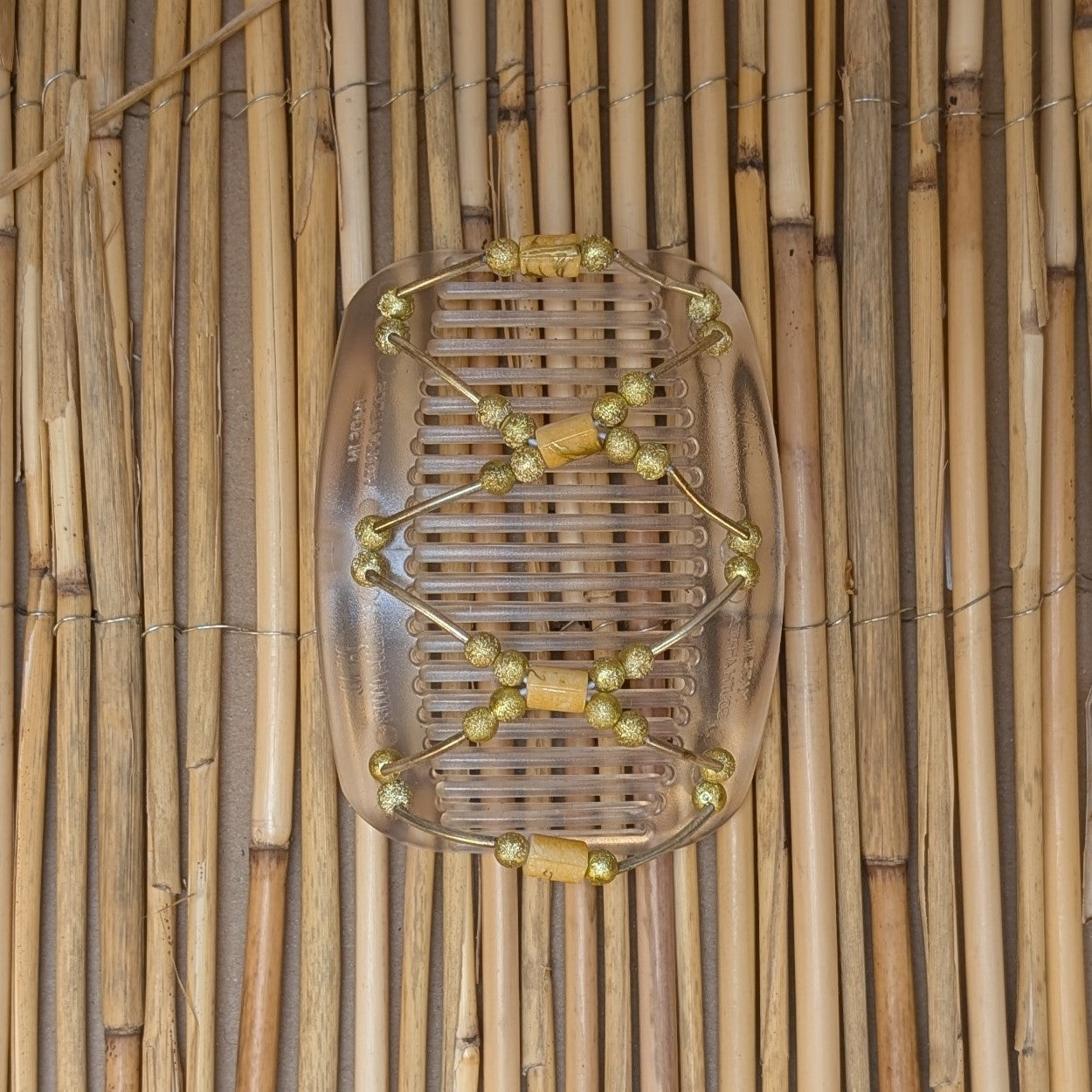 African Butterfly "Beada Tube" mit gold-gelben Kunstperlen durchsichtig