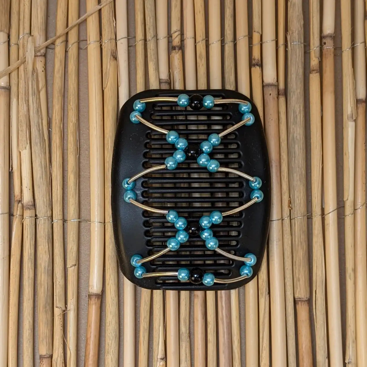 Schwarzer African Butterfly Haarkamm mit türkisen und schwarzen Kunstperlen mit feinen Metallstäben - flexibler Haarschmuck für Hochsteckfrisuren.