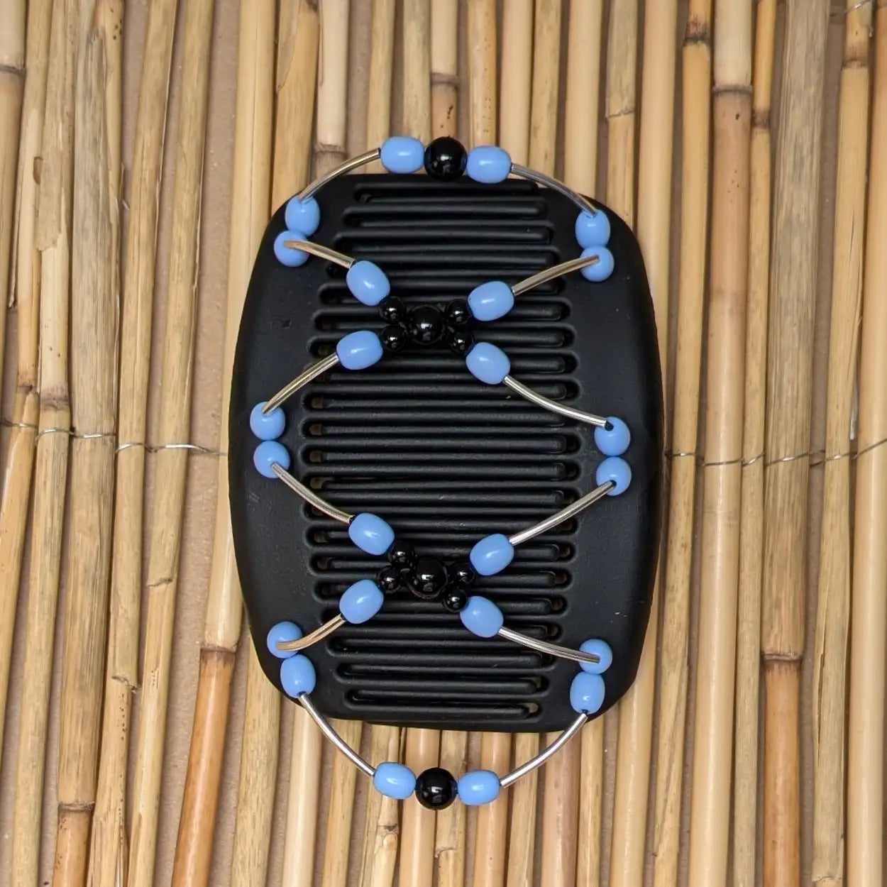 African Butterfly schwarzer Kamm mit hellblauen schwarzen Kunstperlen die mit silbernen Stäben verbunden sind