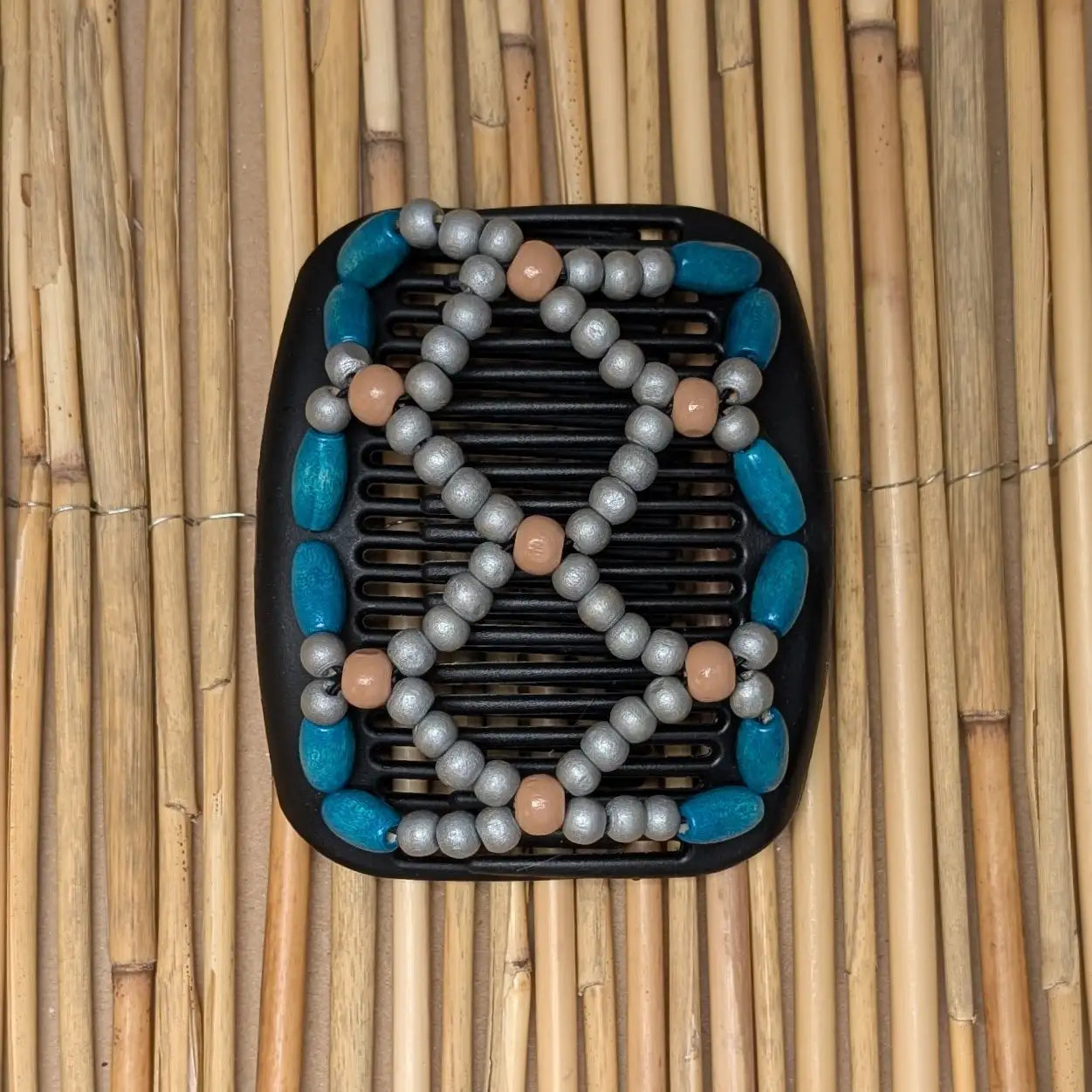 African Butterfly schwarzer Kamm mit türkis silbernen und beigen Holzperlen