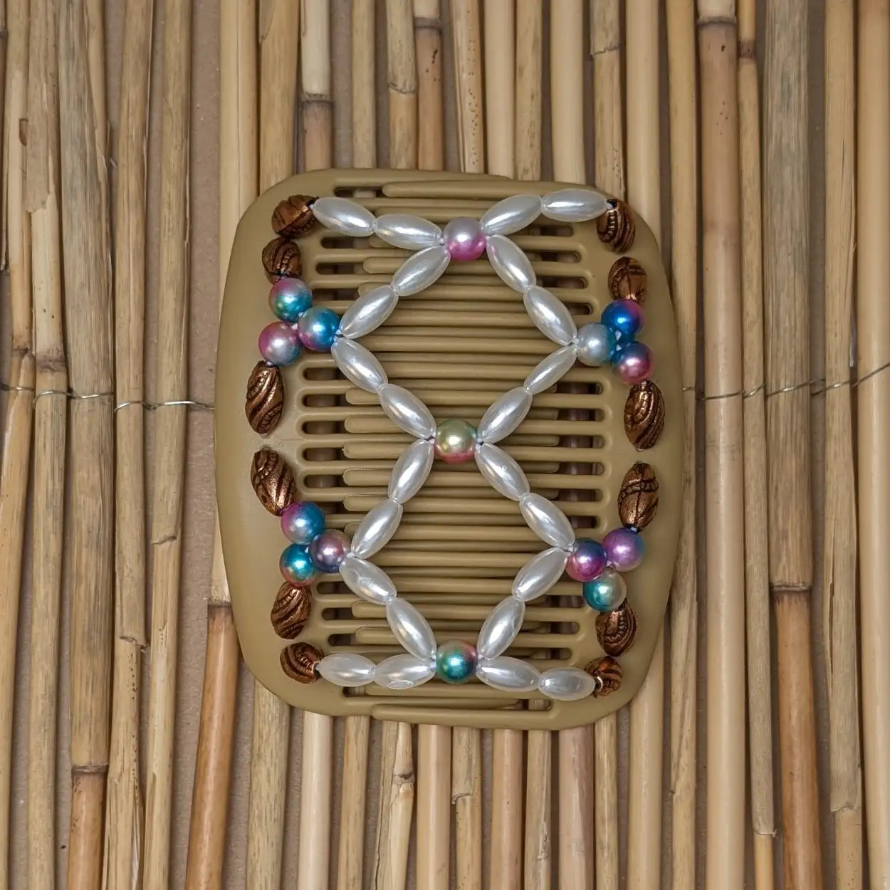 African Butterfly beiger Kamm mit regenbogen und weißen Perlen