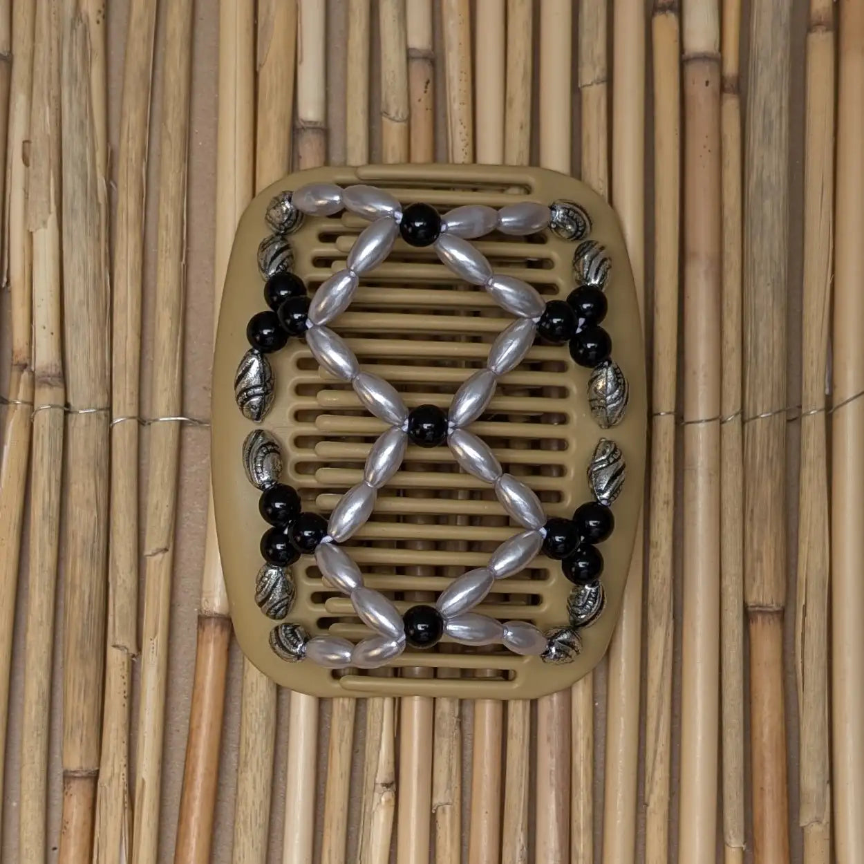 African Butterfly beiger Kamm mit schwarz perlmutt Kunstperlen