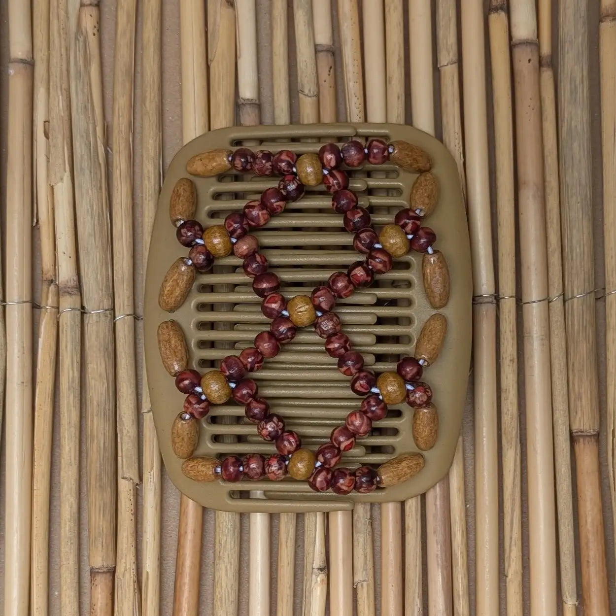 African Butterfly beiger Kamm mit braun rotgemusterten Holzperlen