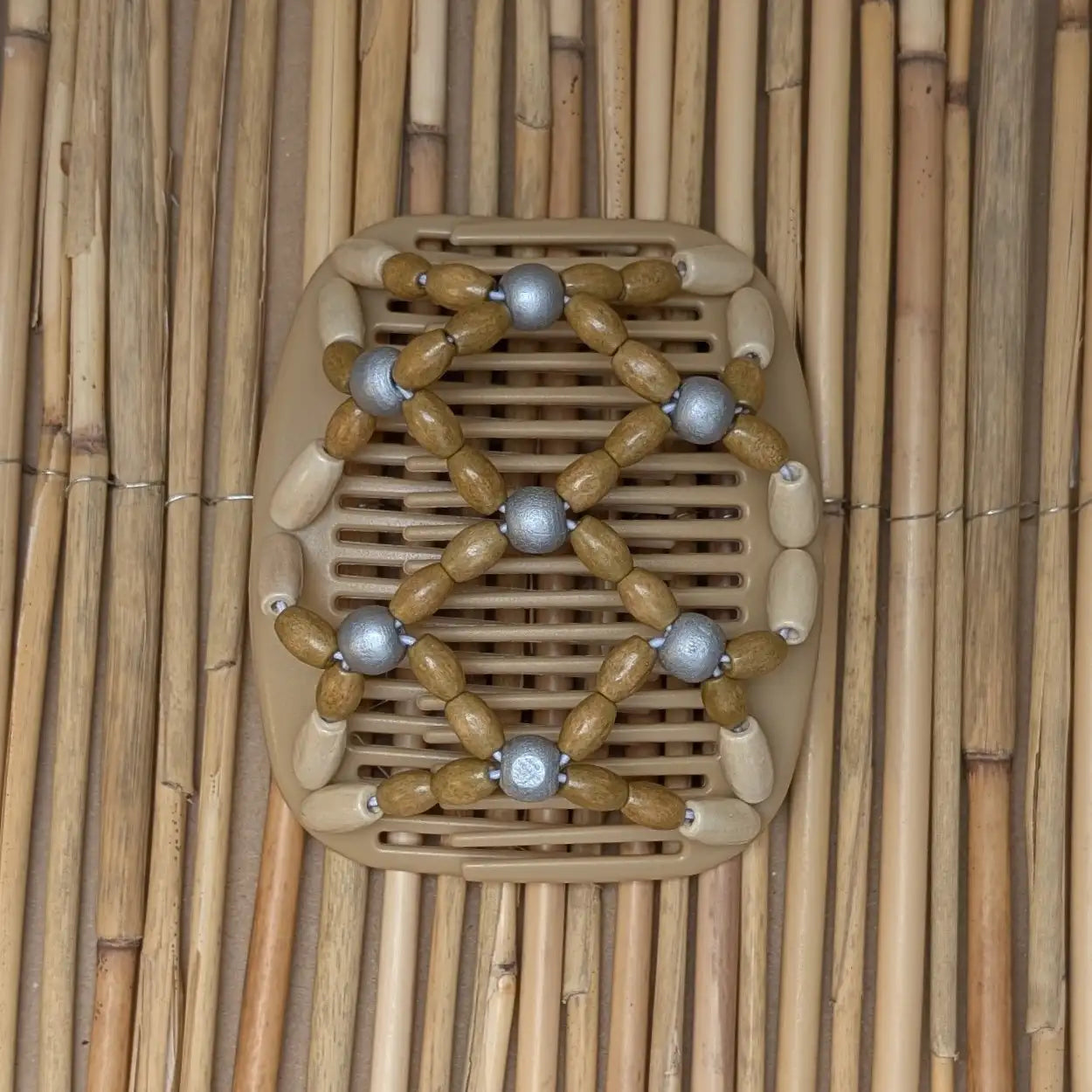 African Butterfly beiger Kamm mit braun silbernen Holzperlen