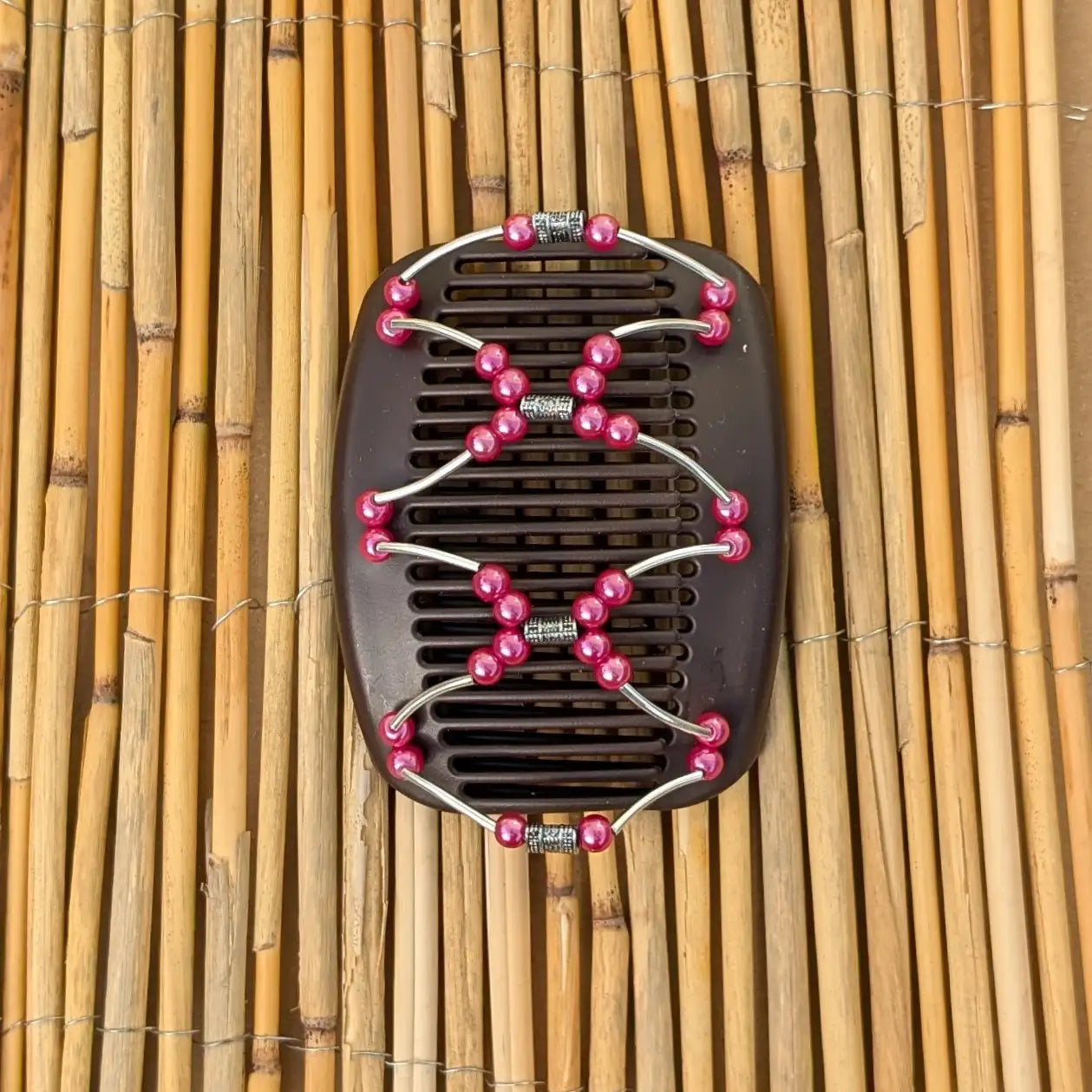 Brauner African Butterfly Haarkamm mit fuchsia und silbernen Kunstperlen mit feinen Metallstäben - flexibler Haarschmuck für Hochsteckfrisuren.