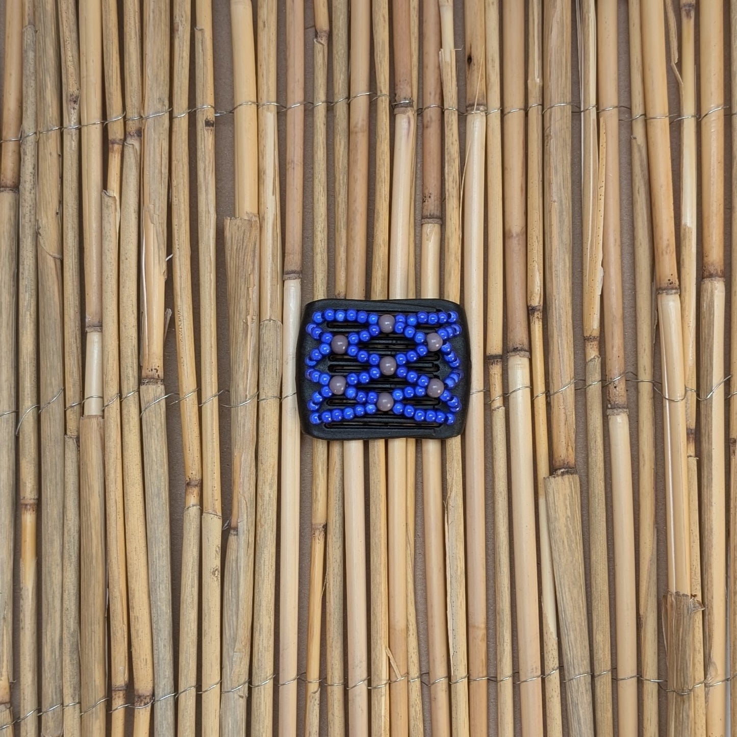 Ladybug "Ndalena" mit blau-grauen Kunstperlen schwarz