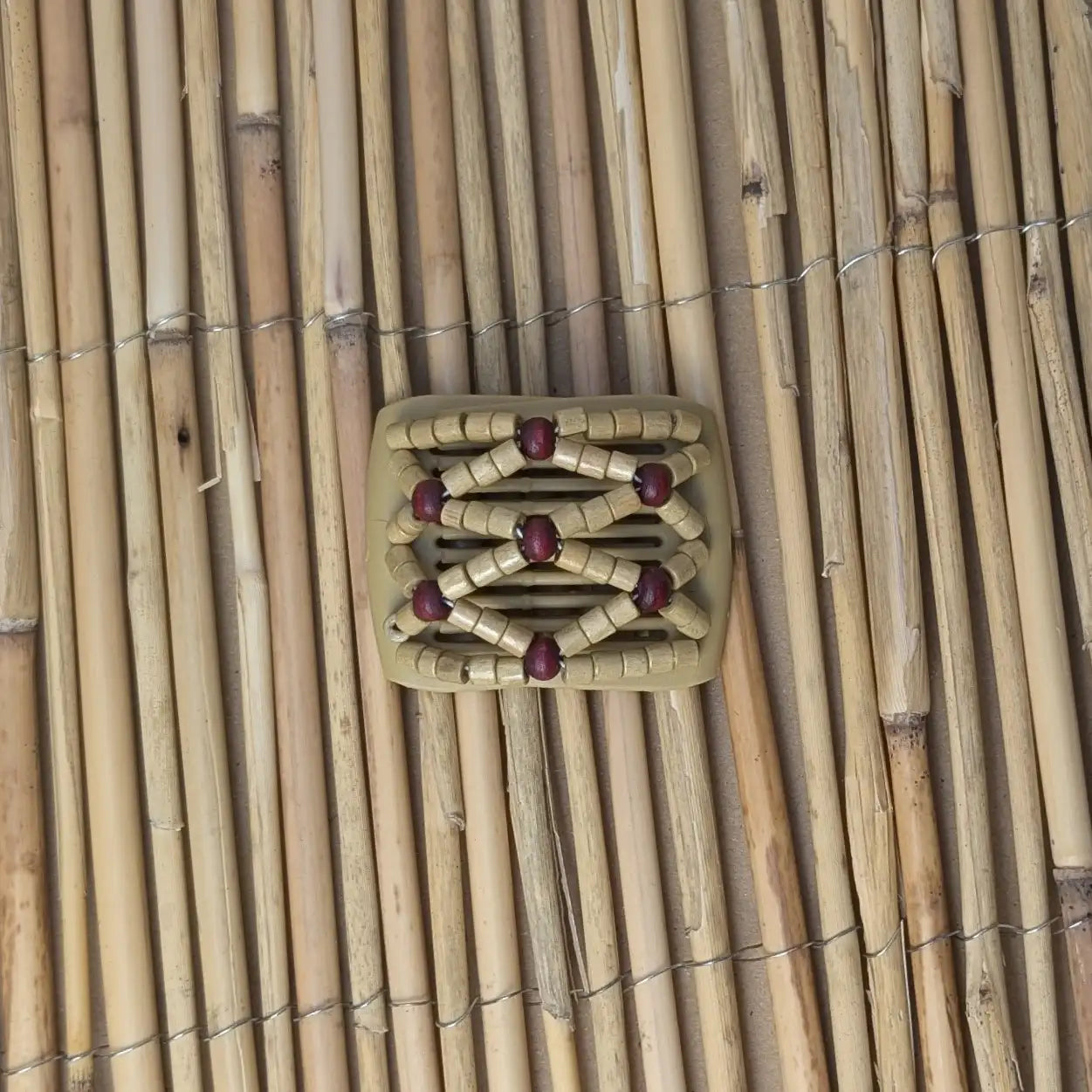 Ladybug (mini) "Ndbele" mit hell-roten Holzperlen beige