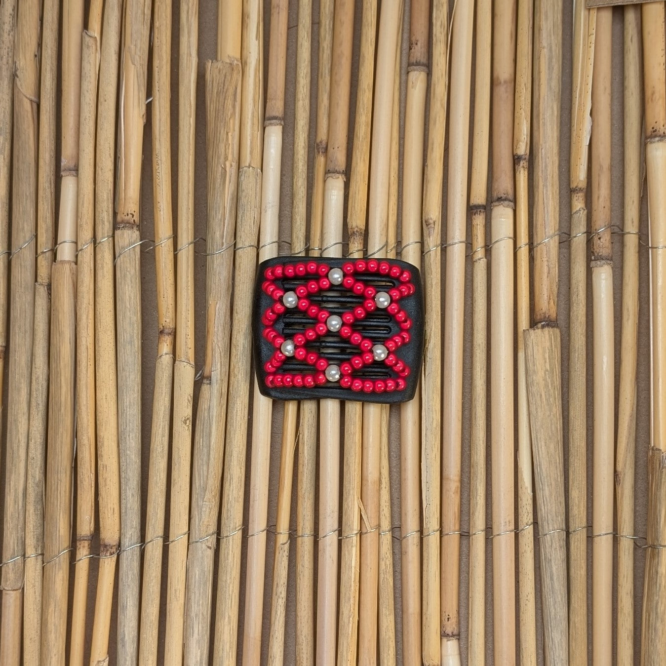 Ladybug "Ndalena" mit rot-grauen Kunstperlen schwarz
