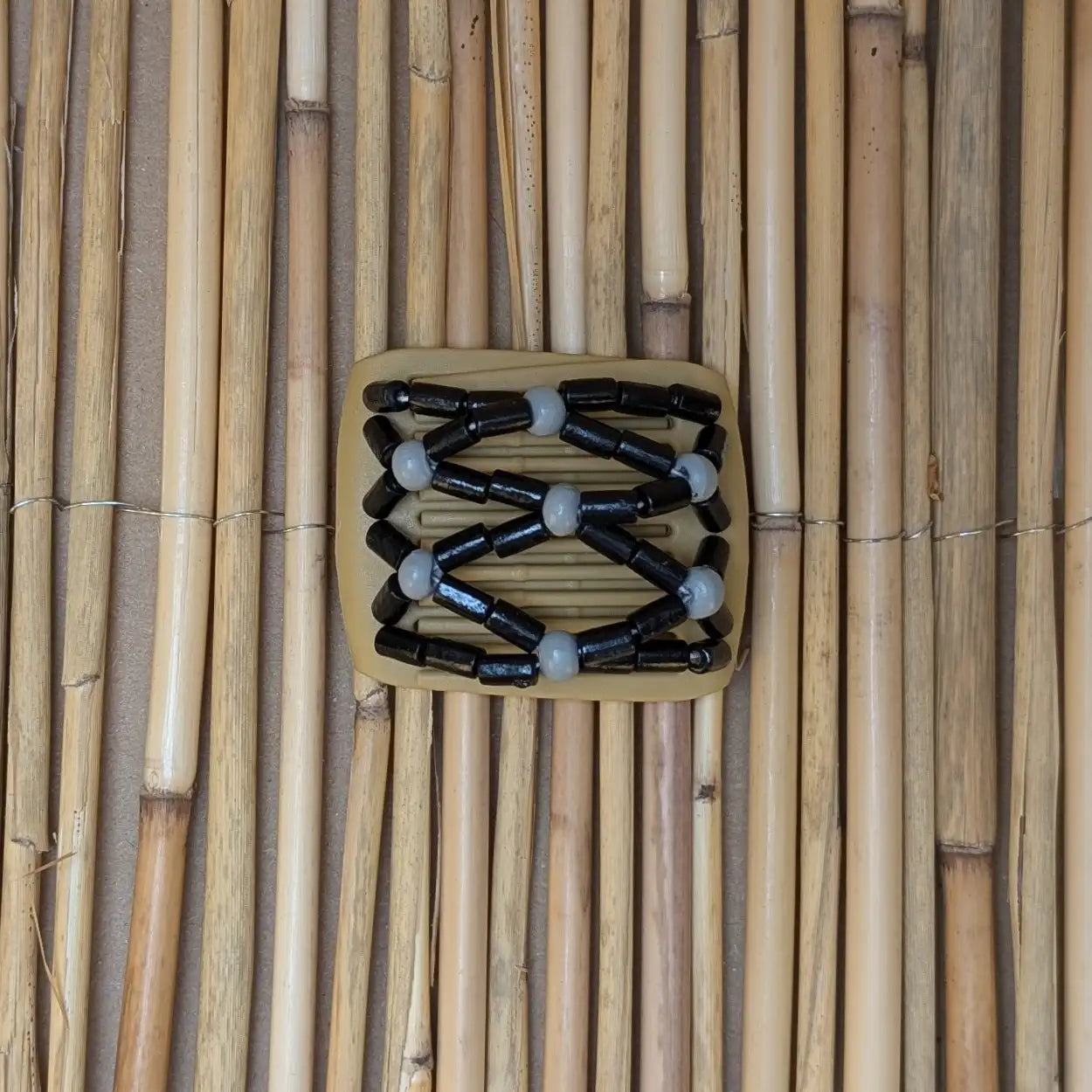 Ladybug (mini) "Ndbele" mit schwarz-grauen Holzperlen beige