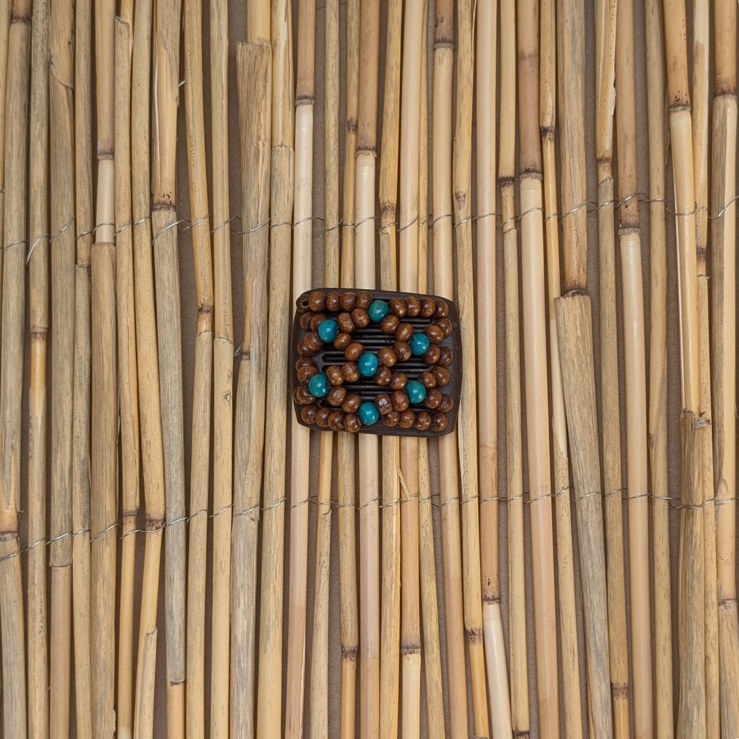 Ladybug "Ndbele" mit dunkelbraun-petrolfarbenen Holzperlen braun