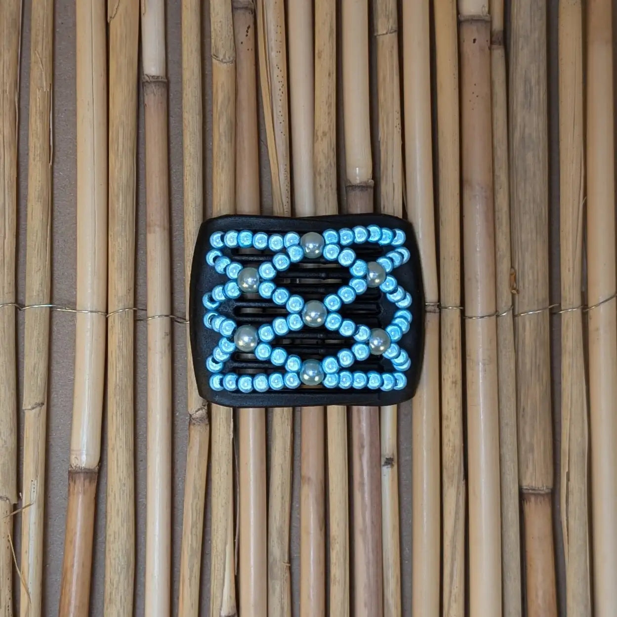 Ladybug (mini) "Ndalena" mit türkis-hellblauen Kunstperlen schwarz