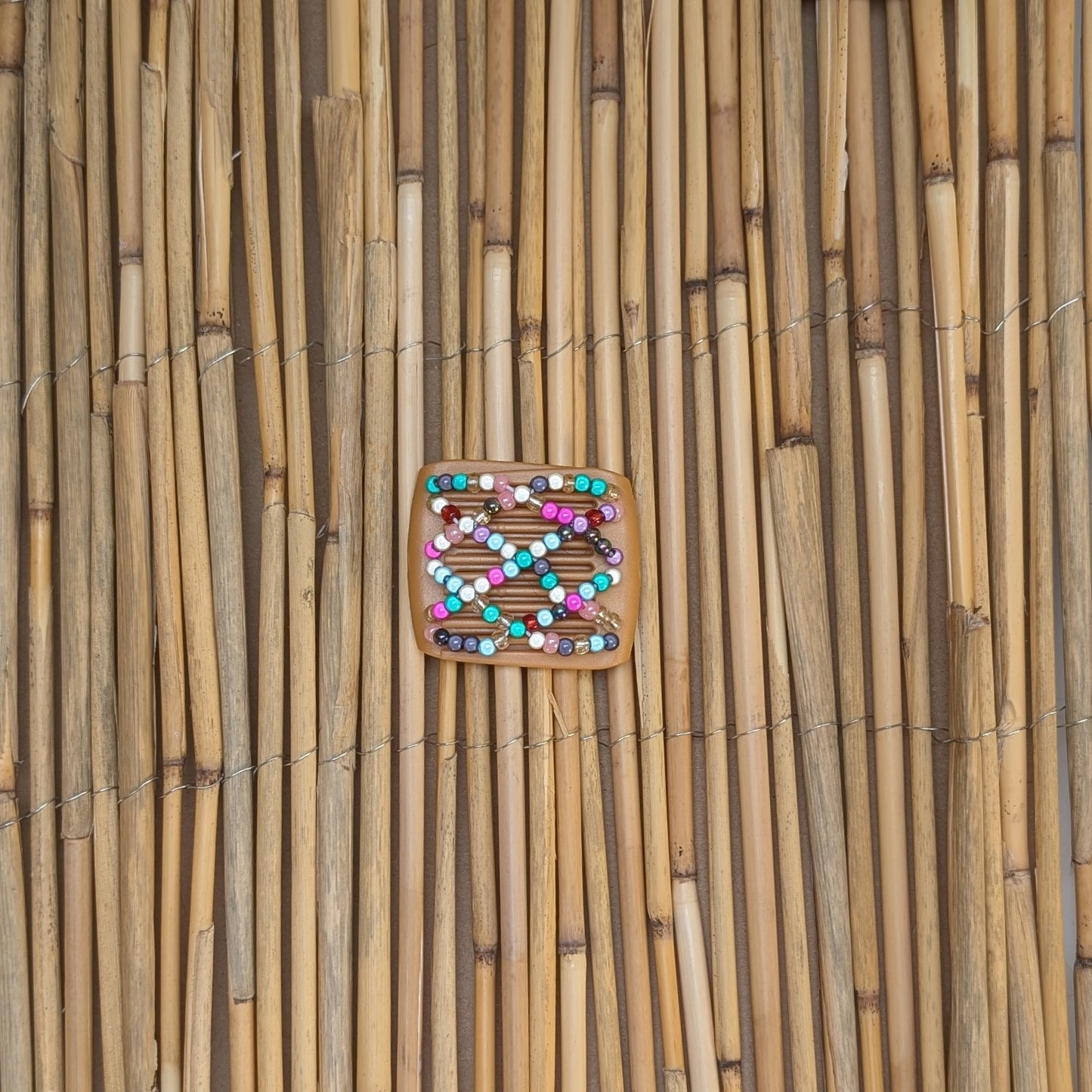 Ladybug "Ndalena" mit bunten Kunstperlen beige