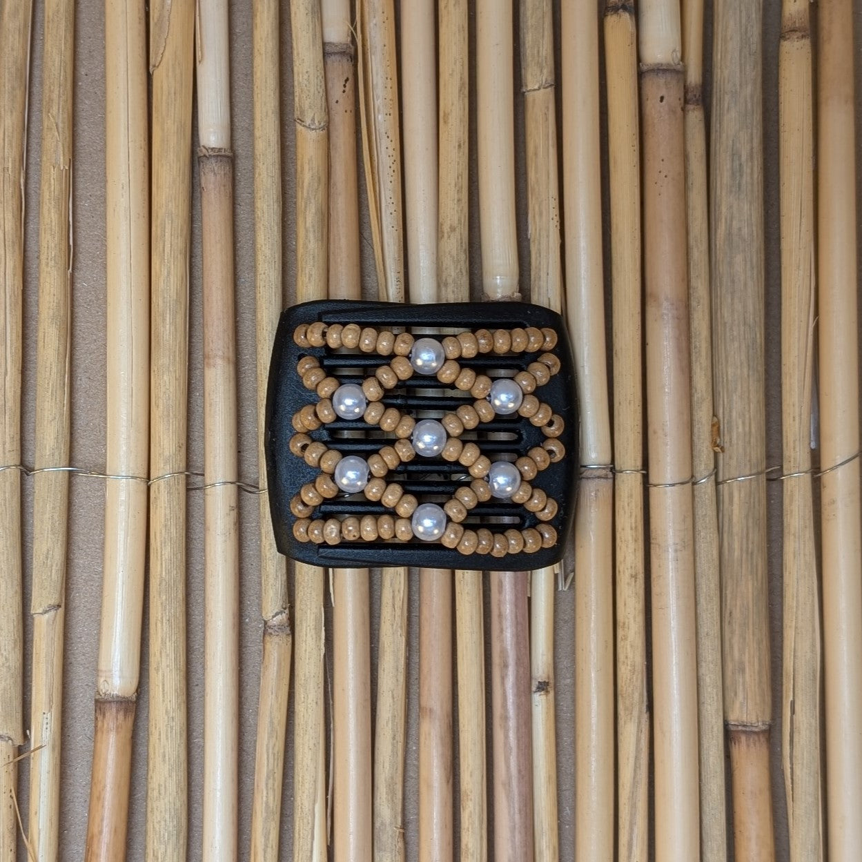Ladybug "Ndbele" mit braun-weißen Perlen schwarz