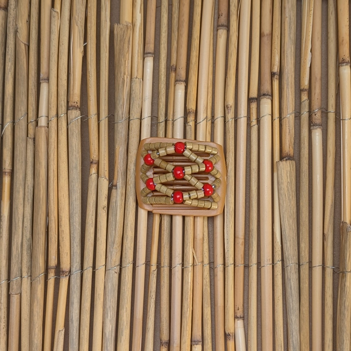 Ladybug "Ndbele" mit hellbraunen-roten Holzperlen beige
