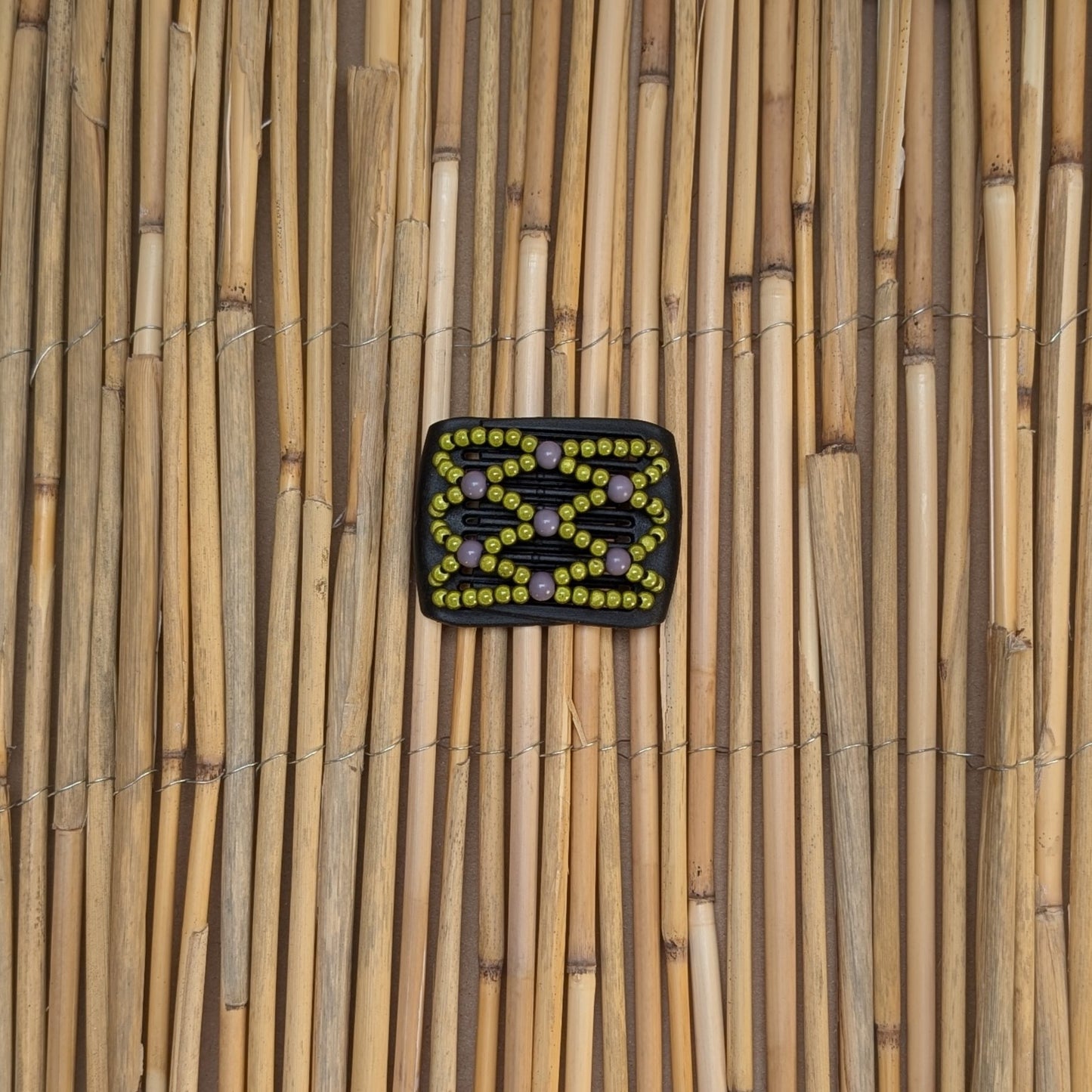 Ladybug "Ndalena" mit grün-grauen Kunstperlen schwarz