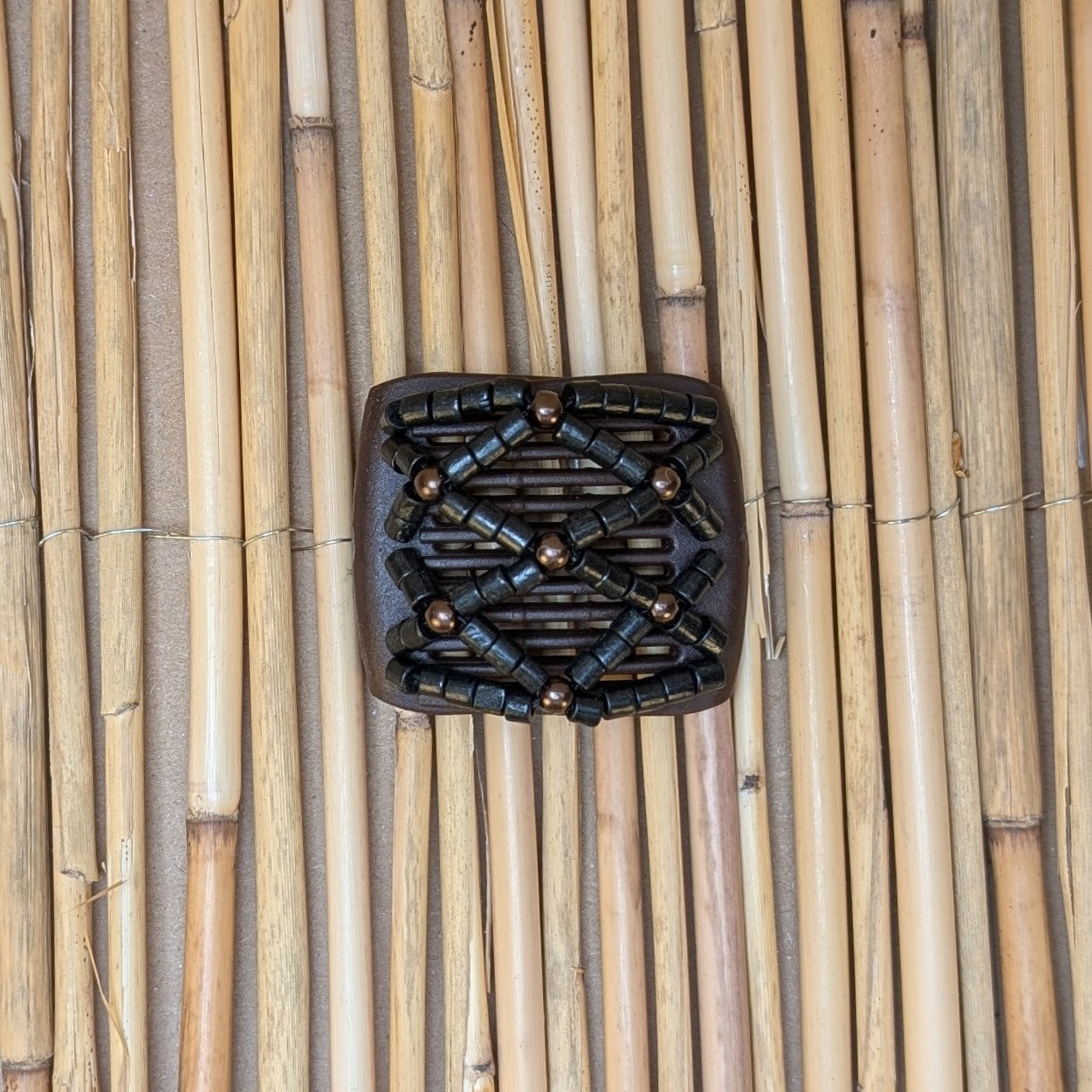 Ladybug "Ndbele" mit schwarz-braunen Perlen braun