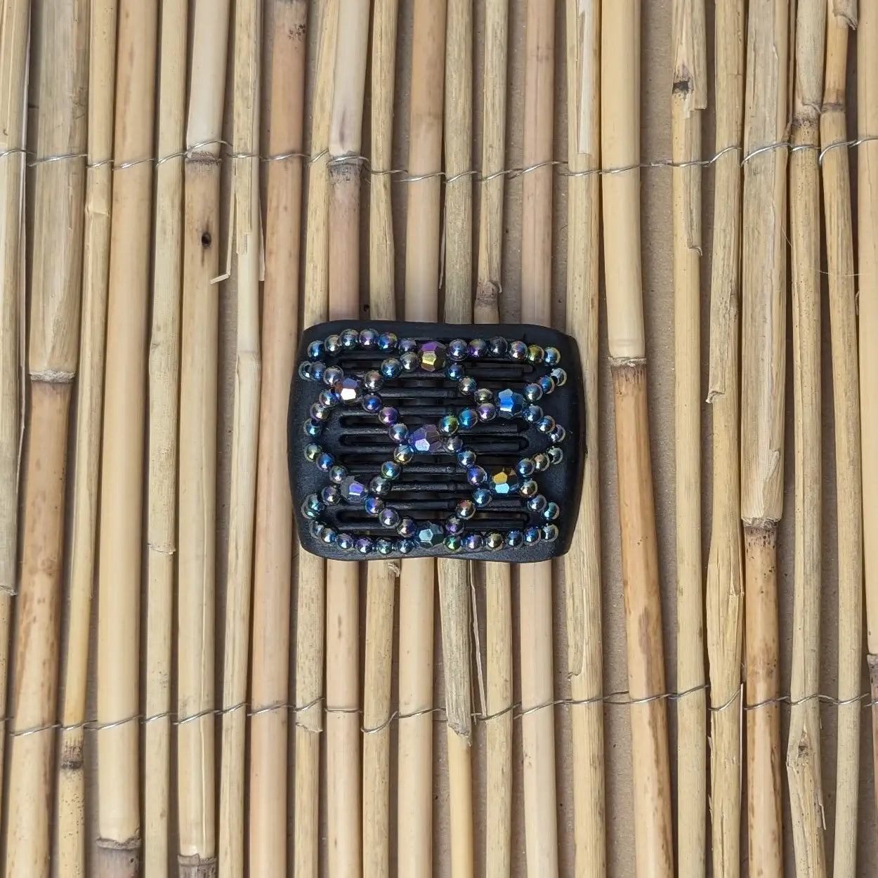 Ladybug (mini) "Ndalena" mit regenbogen Kunstperlen schwarz