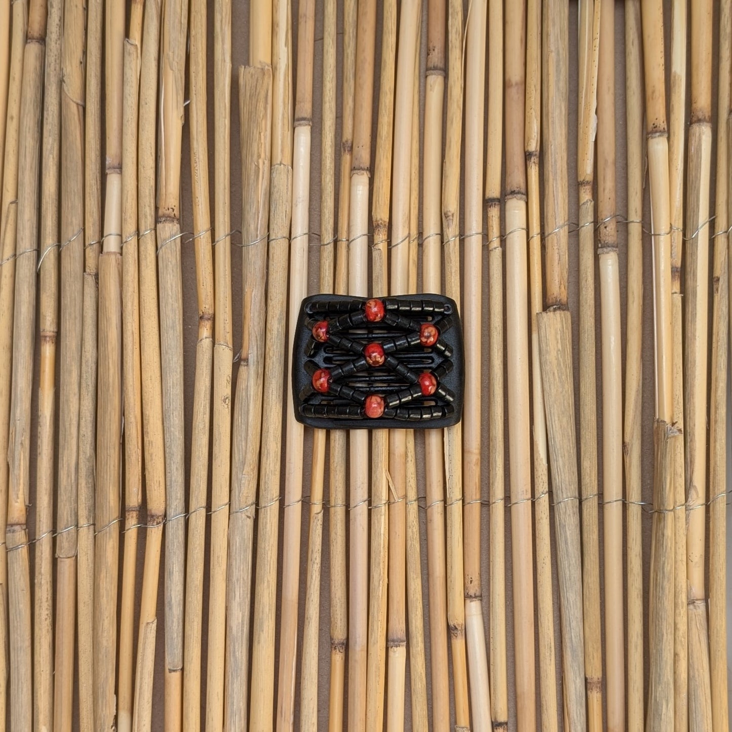 Ladybug "Ndbele" mit schwarz-roten Holzperlen schwarz