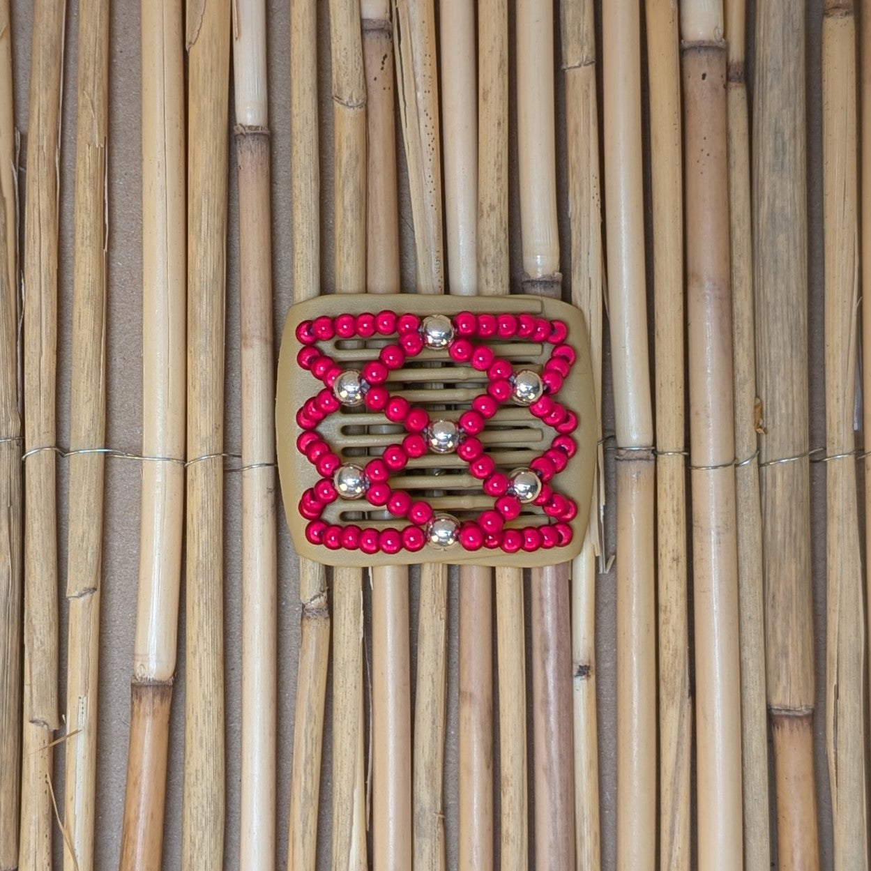 Ladybug "Ndalena" mit rot-goldenen Kunstperlen beige