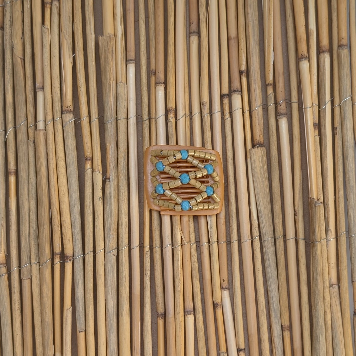 Ladybug "Ndbele" mit hellbraunen-türkisen Holzperlen beige