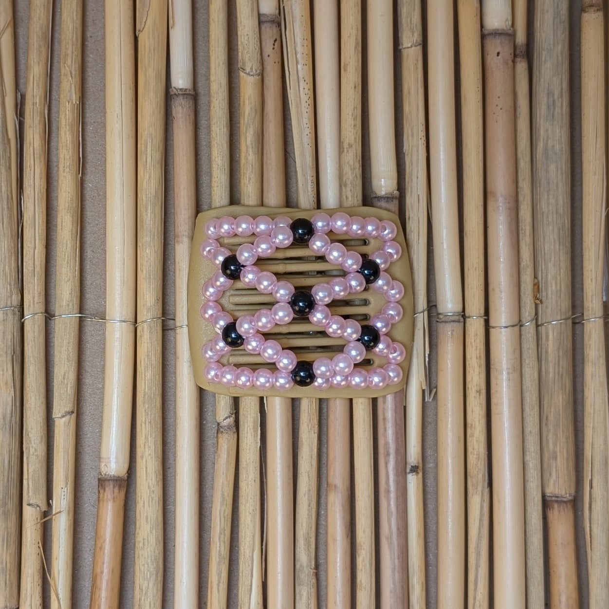 Ladybug "Ndalena" mit rosa-schwarzen Kunstperlen beige
