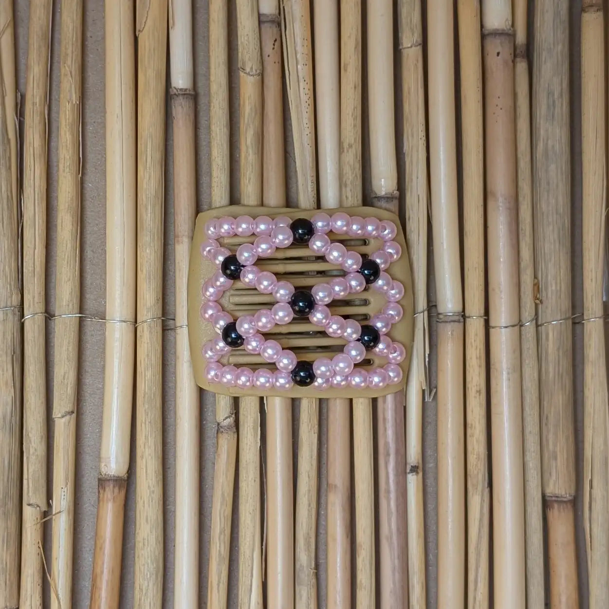 Ladybug (mini) "Ndalena" mit rosa-schwarzen Kunstperlen beige