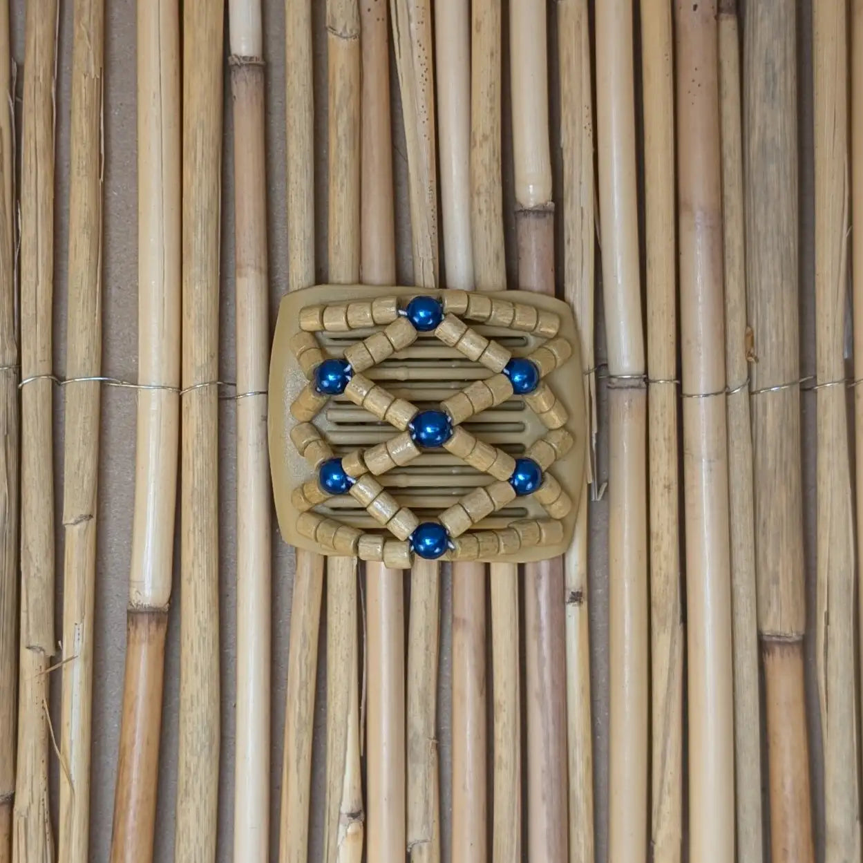 Ladybug (mini) "Ndbele" mit hellen-blauen Perlen beige