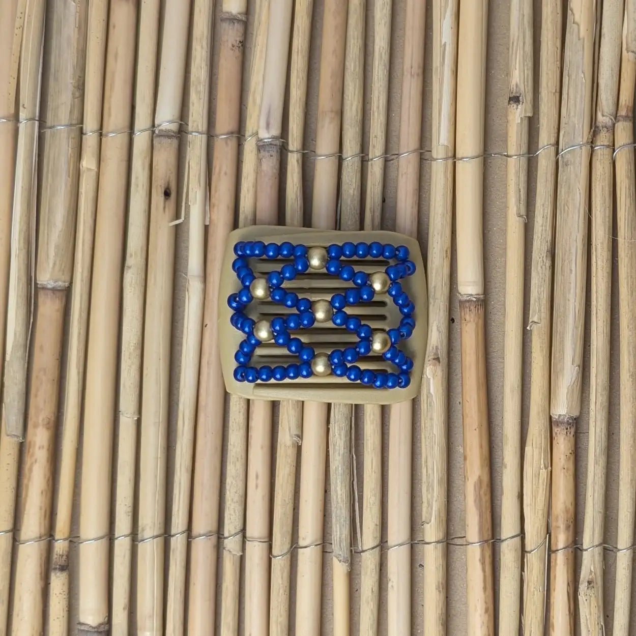 Ladybug (mini) "Ndalena" mit blau-goldenen Kunstperlen beige